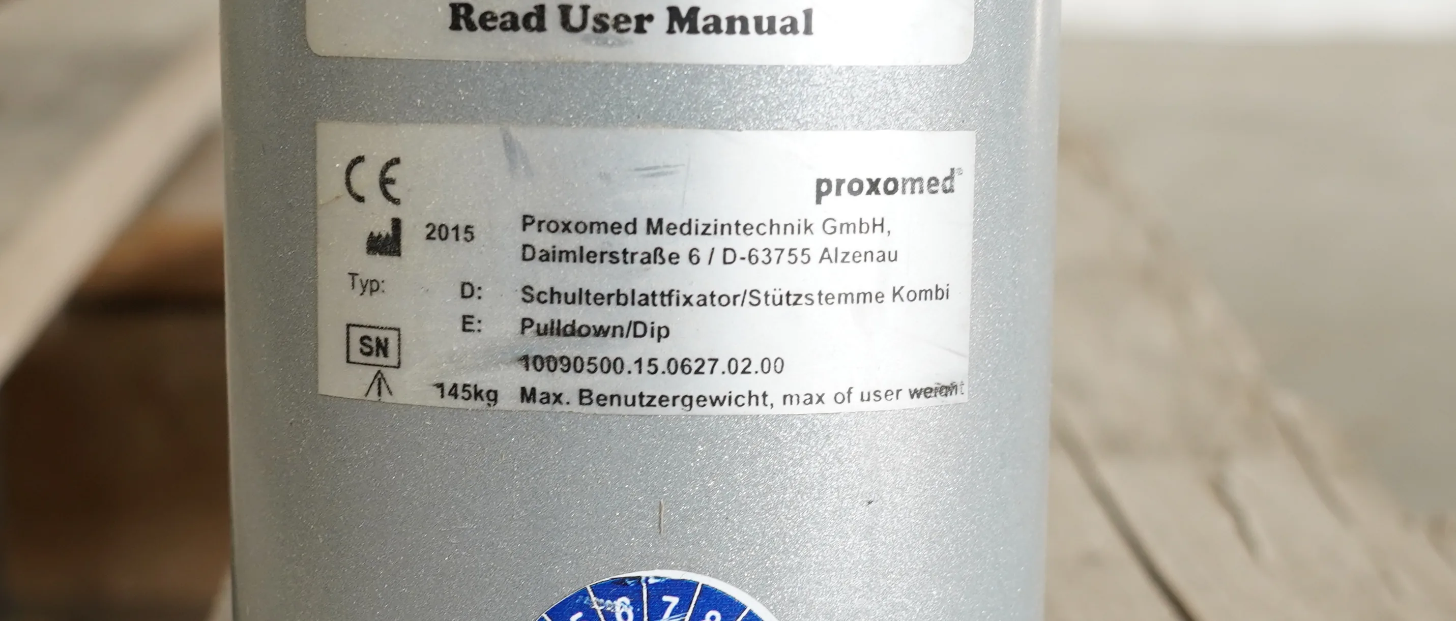 Typenschild am grauen Metallrohr des Proxomed Compass 530 KGG-Satz mit CE-Zeichen, Herstellerangaben und Baujahr 2015