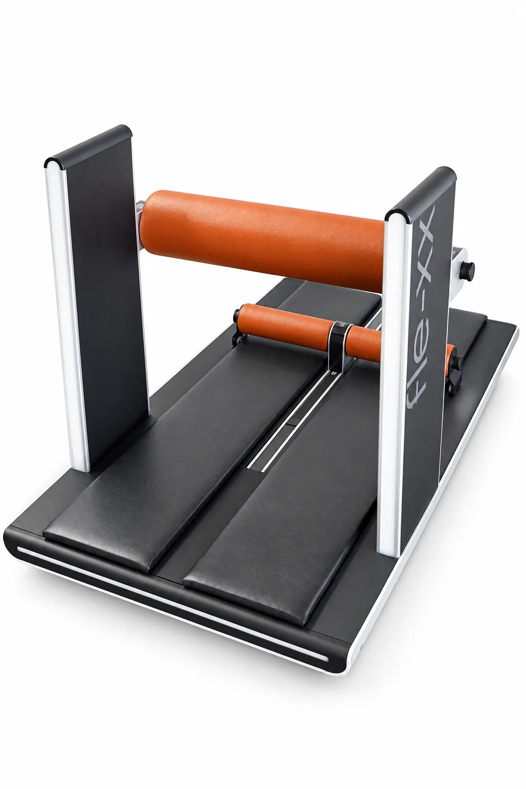 fle-xx-Trainingsstation mit orangefarbener Rollenpolsterung und zwei Fußplatten, Studioaufnahme