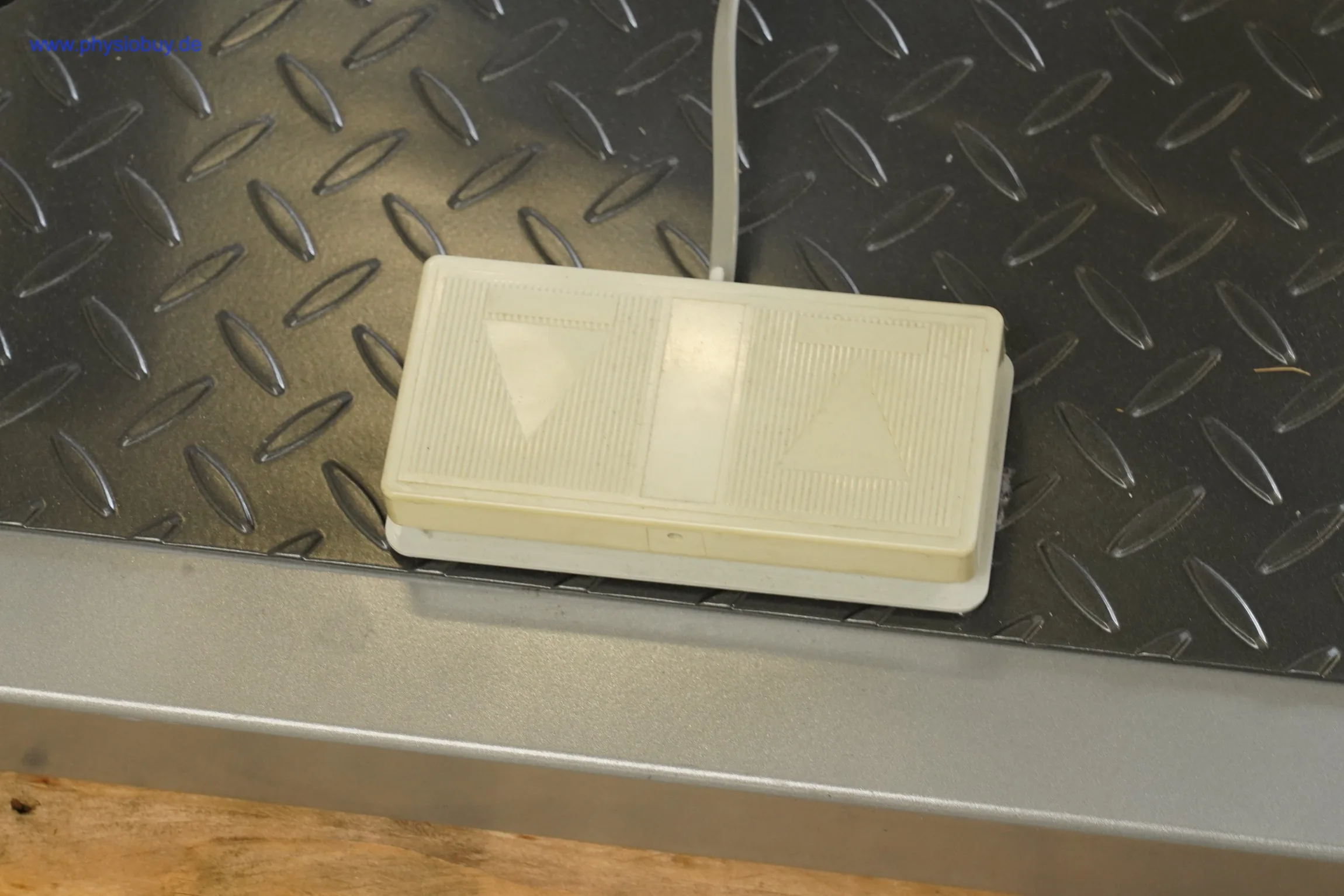 Fußschalter auf Riffelblech-Standfläche des SCHNELL HWS Trainers, gebraucht