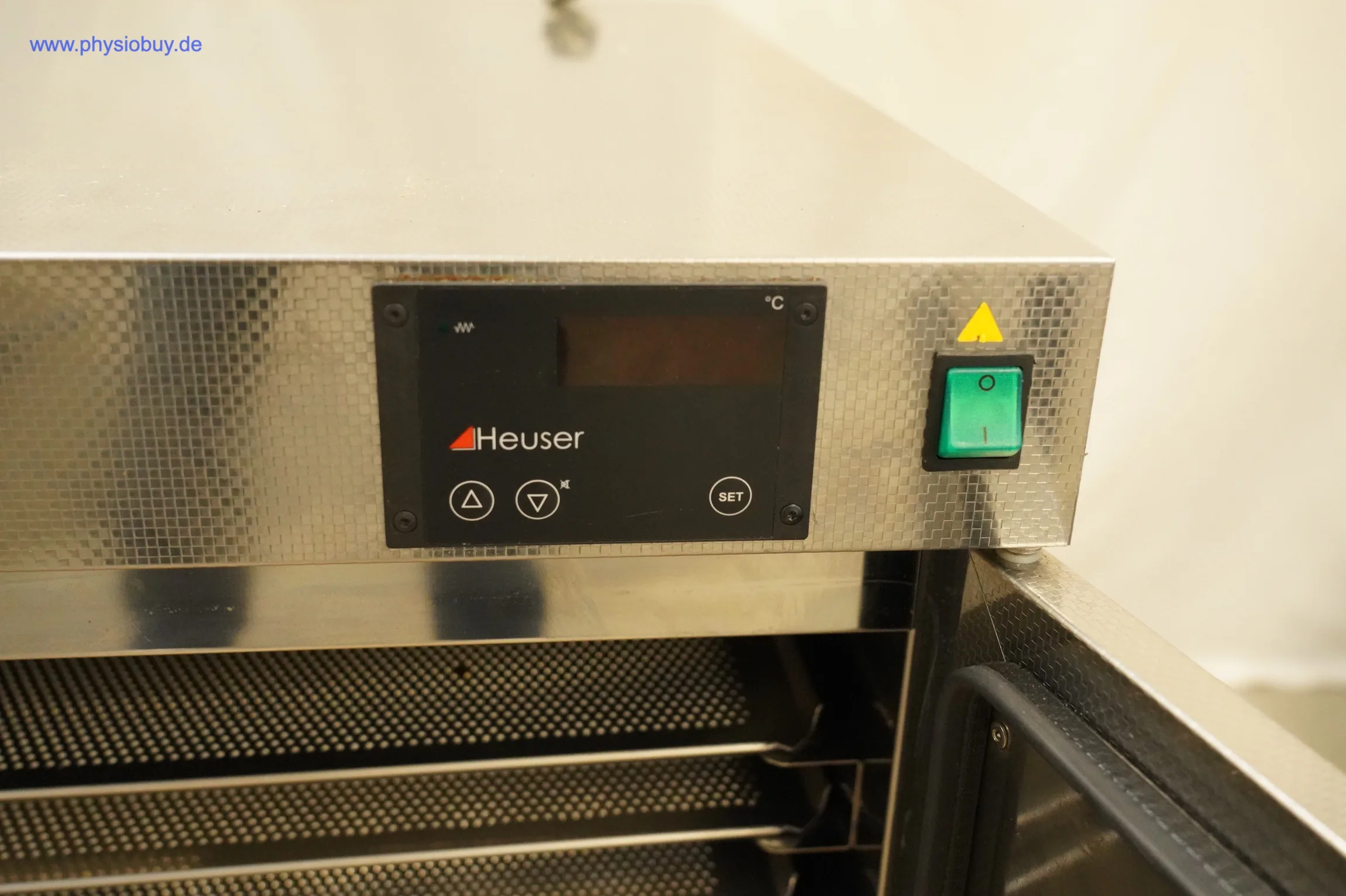 Heuser Wärmeschrank WS14-7054S: Digitales Bedienfeld und grüner Kippschalter oberhalb der Einschübe, Edelstahlgehäuse
