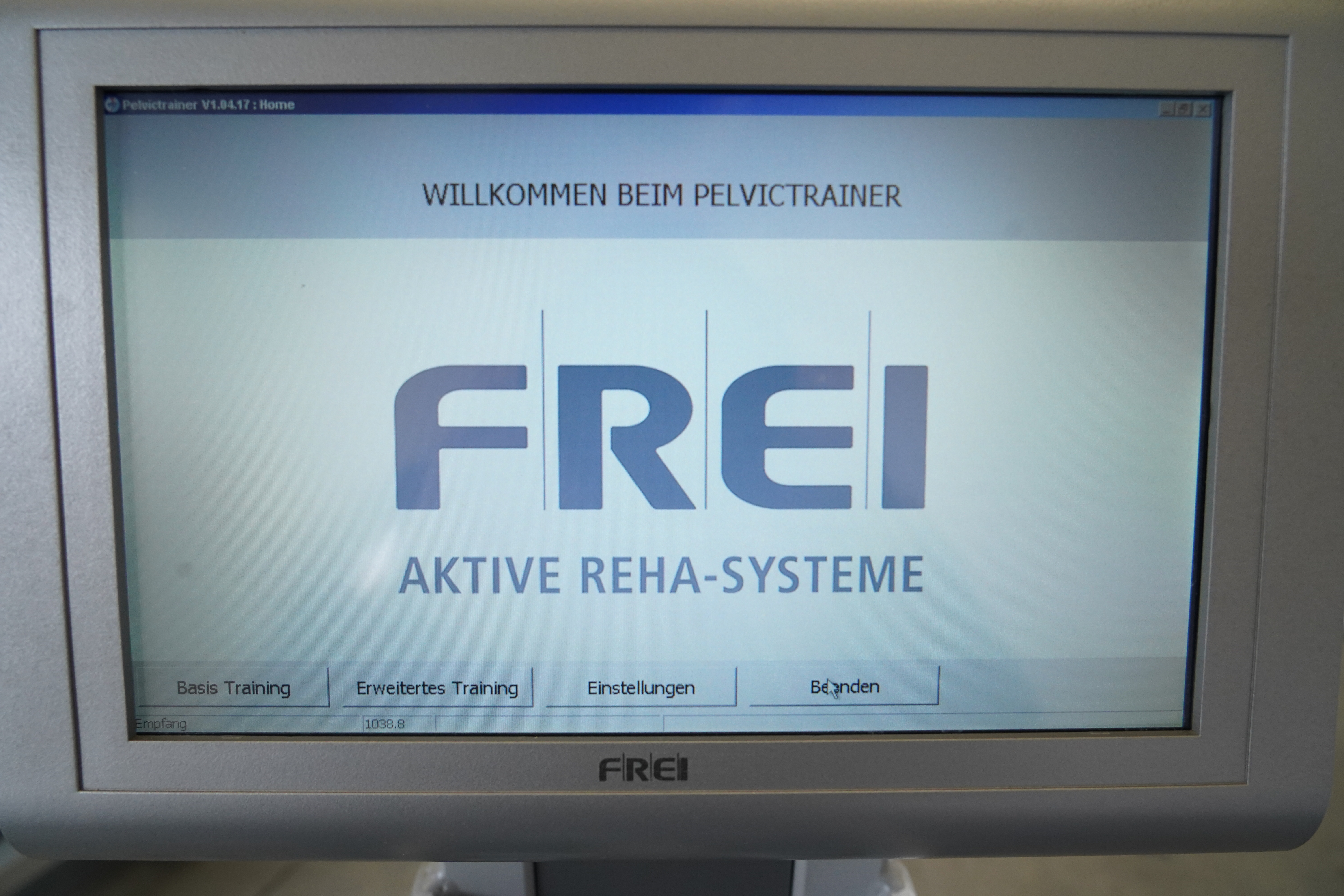 FREI Beckenboden/Pelvictrainer: Display mit Startbildschirm, Willkommenstext und FREI-Logo