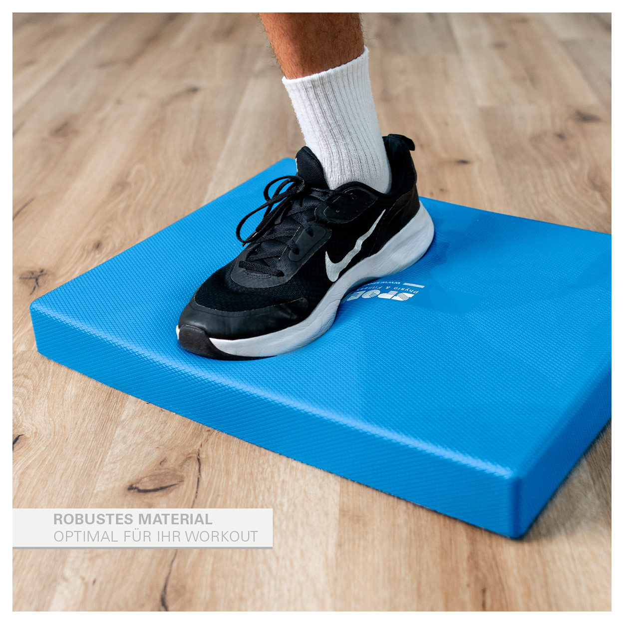 Balance-Pad Robusta in Blau mit Fuß im Sneaker beim Balancetraining
