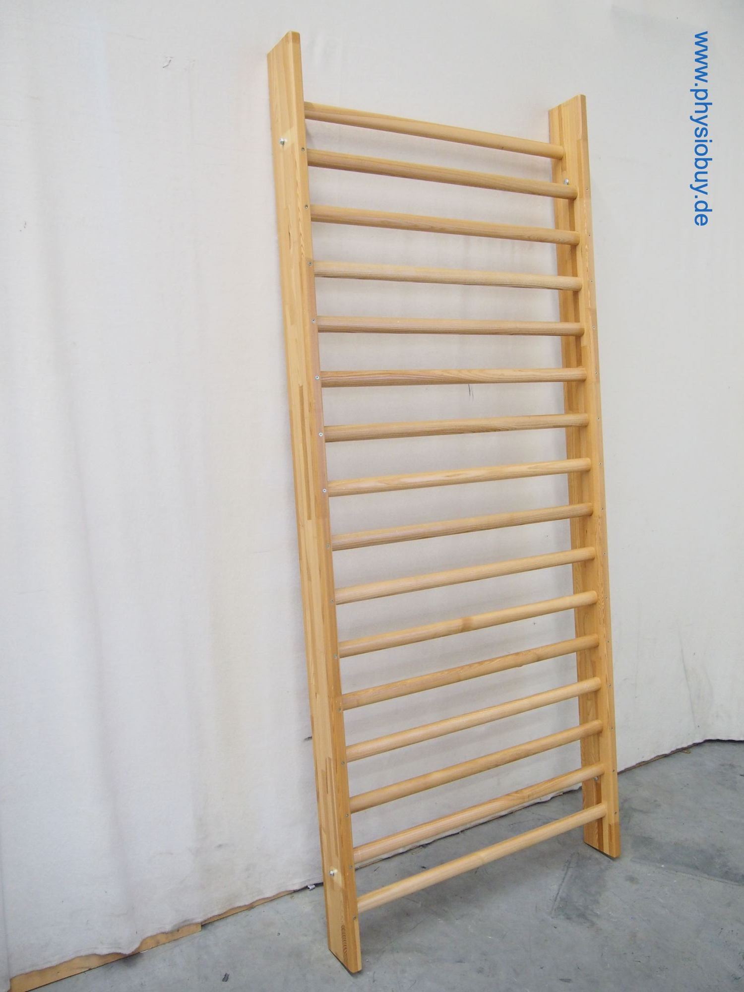 Holzsprossenwand mit horizontalen Holzsprossen, freistehend