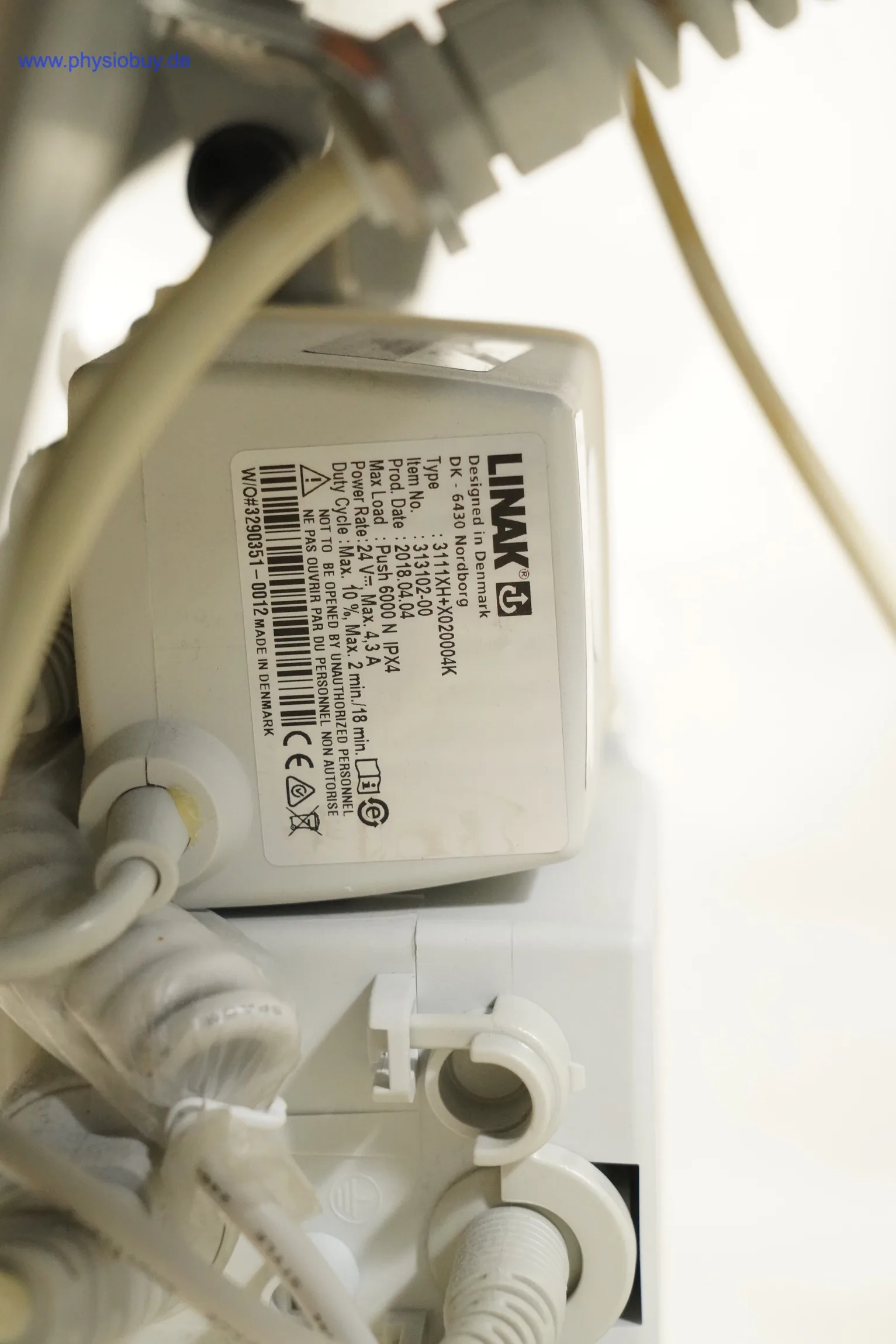 Steuerbox der elektrischen Behandlungsliege RFH EXCLUSIV am Rahmen montiert, Nahaufnahme