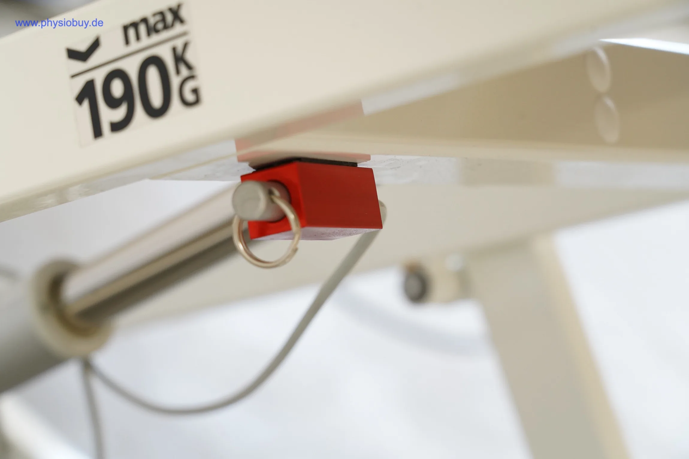 MediTech Therapieliege Vario Nr. 1, Nahaufnahme des Not-Aus-Schalters mit Belastungsangabe