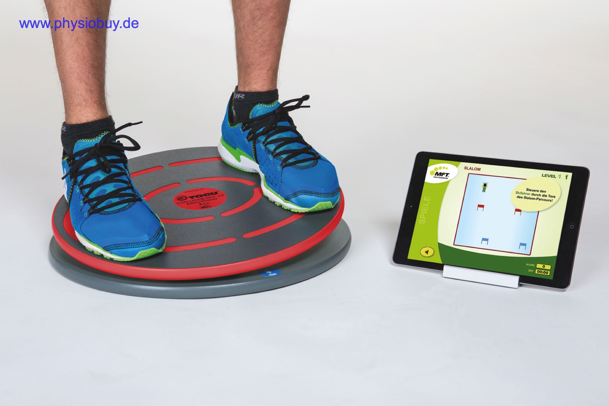 Füße auf der Challenge Disc neben einem Tablet mit dem Balance-Trainingsspiel