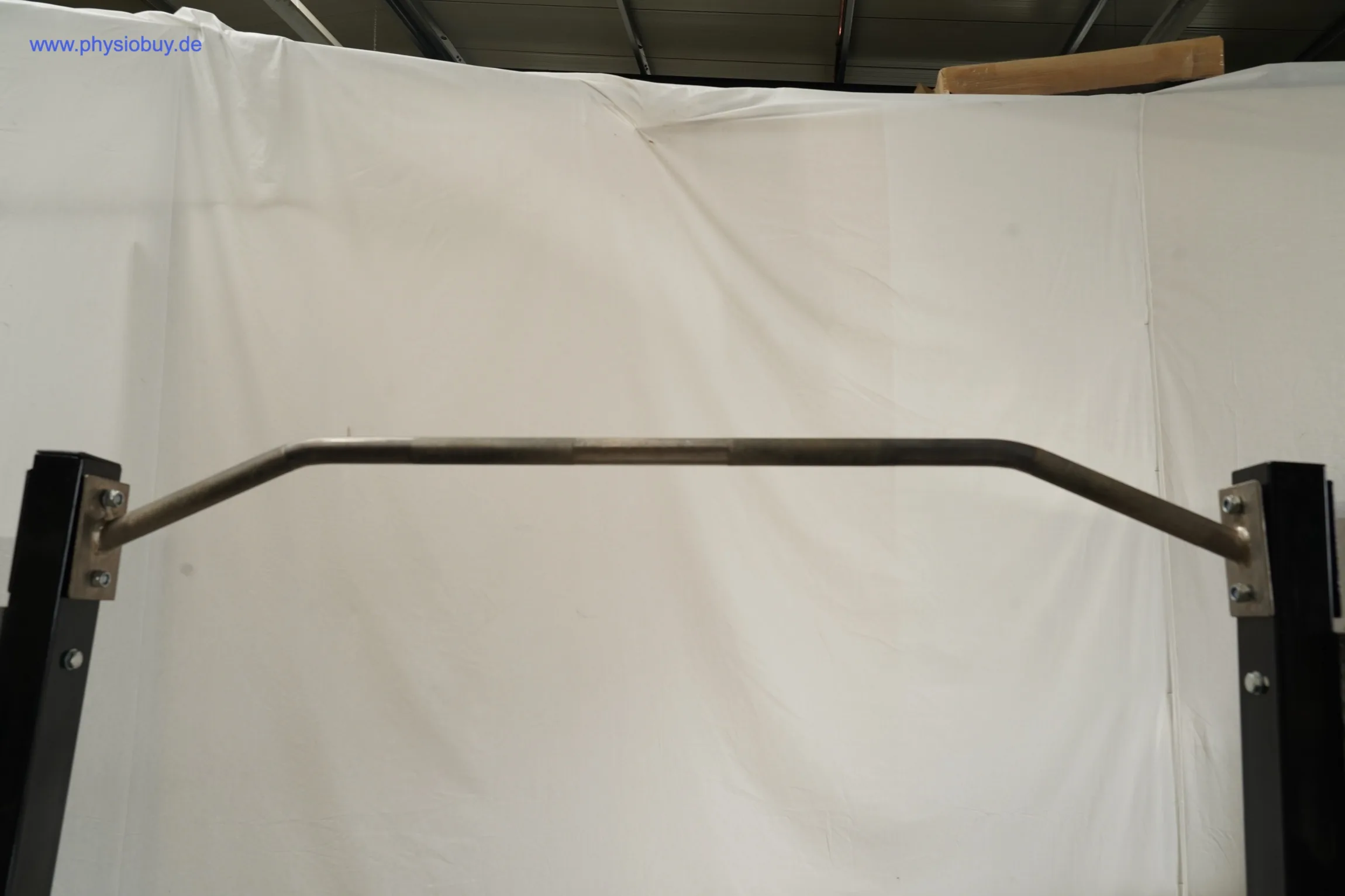 Klimmzugstange des Squat Rack zwischen zwei schwarzen Ständern, Frontalansicht