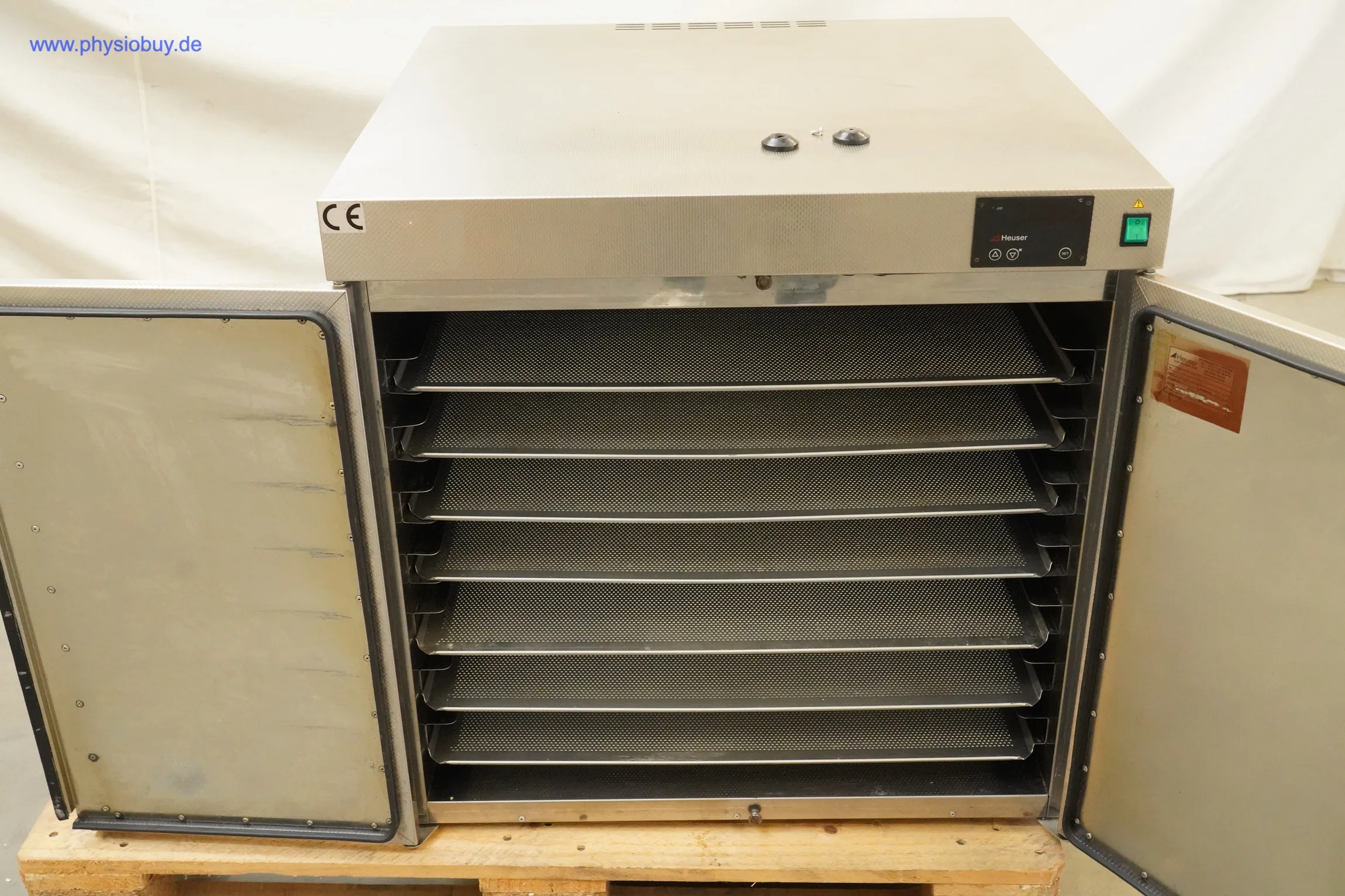 Heuser Wärmeschrank WS14-7054SE von vorn mit geöffneten Türen und mehreren Gitterrosten im Innenraum