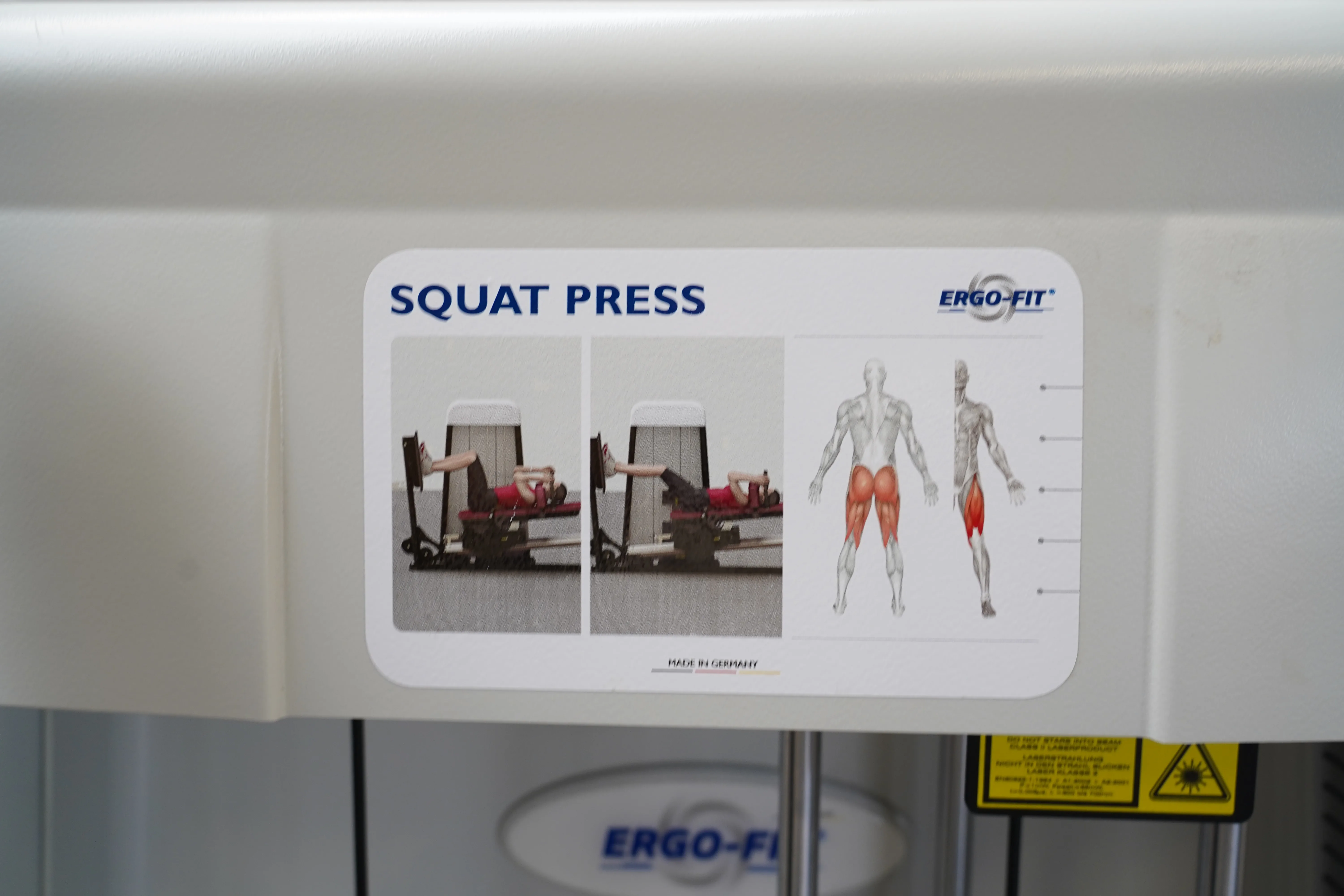 Stationsschild "Squat Press" mit Übungsdarstellung am Ergo-Fit 4100S Gerätepark