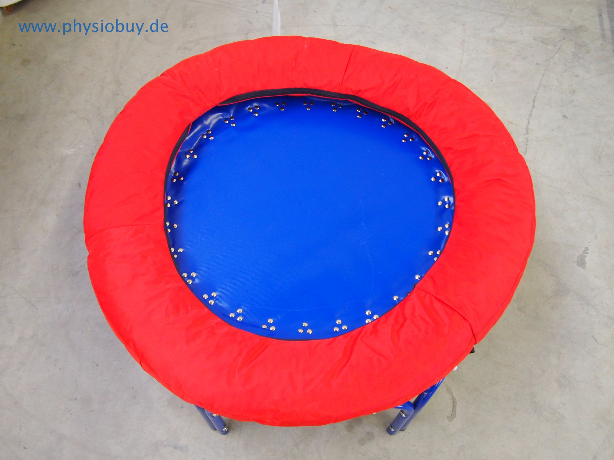 Rundes Therapie-Trampolin mit rotem Rand und blauem Sprungtuch, Aufsicht