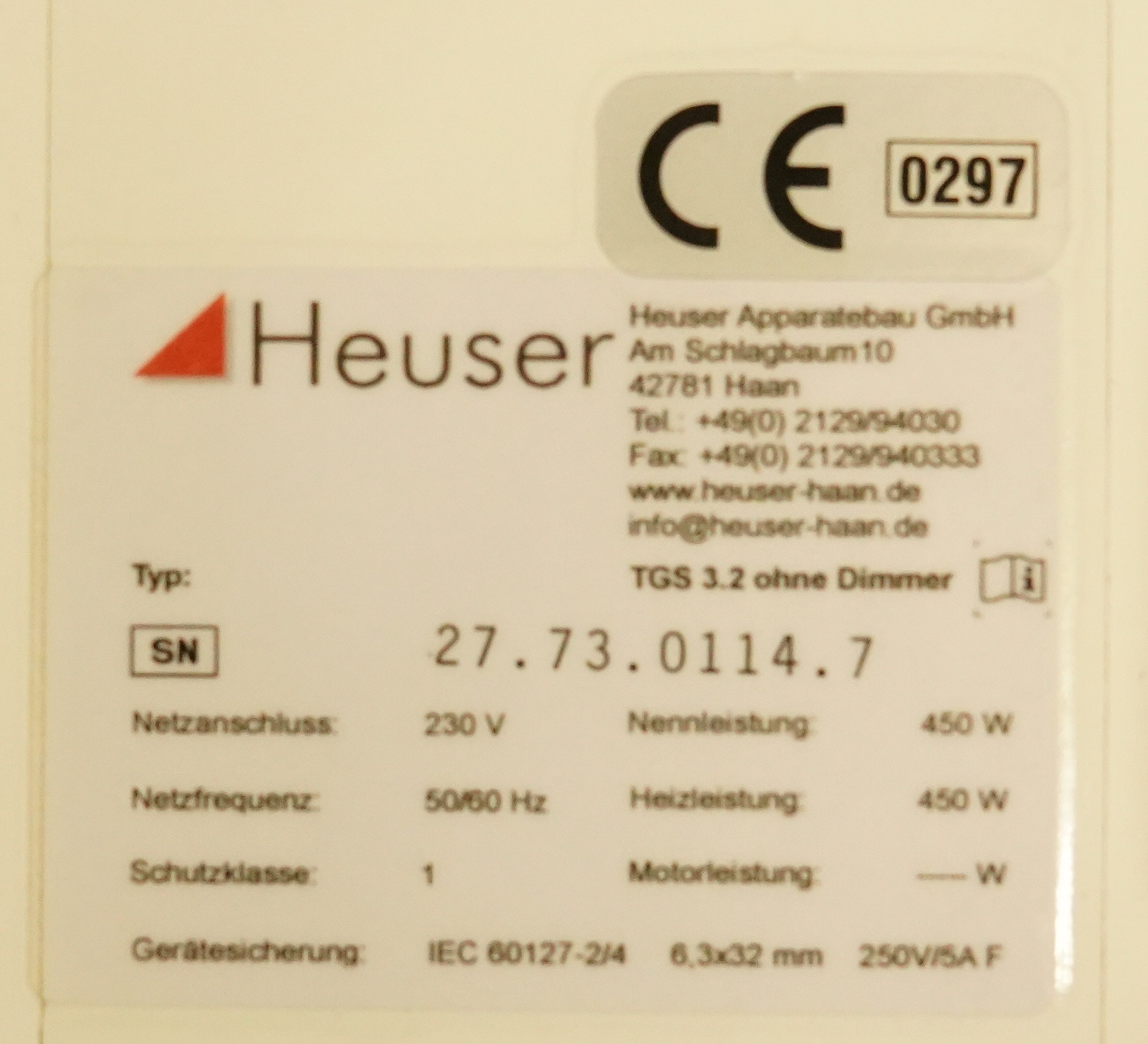Typenschild des Heuser Rotlicht Strahlerkopfs TGS 3.2 mit CE-Kennzeichen, Seriennummer und technischen Daten
