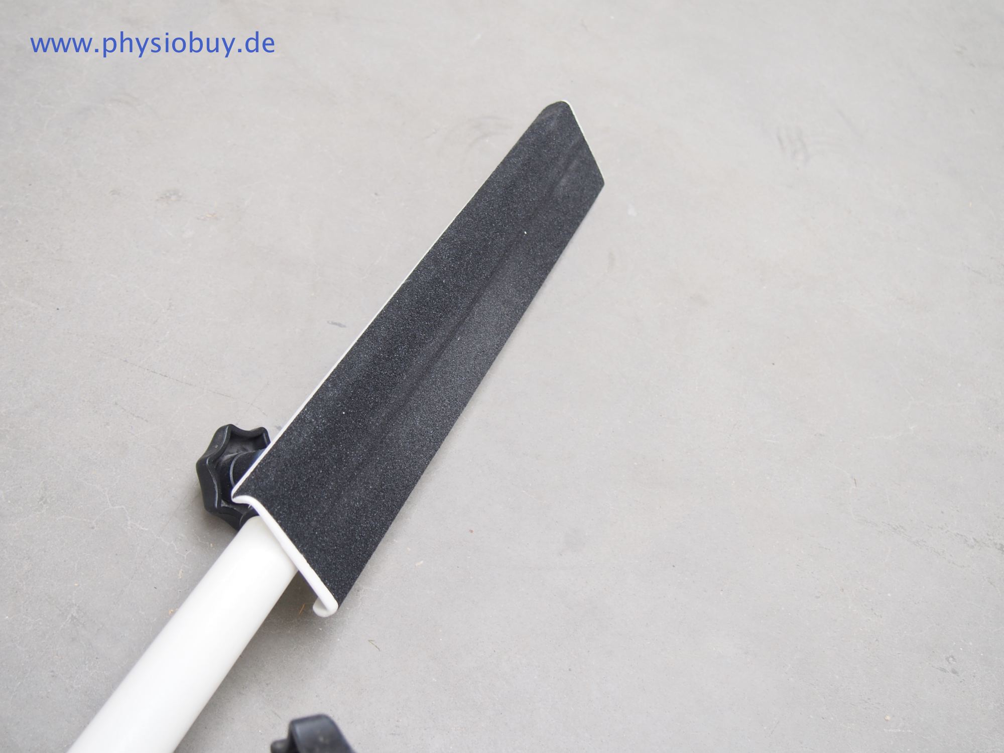 Schwarze Fussplatte des MKB Kniestreckers/Beinbeugers an weißer Halterung
