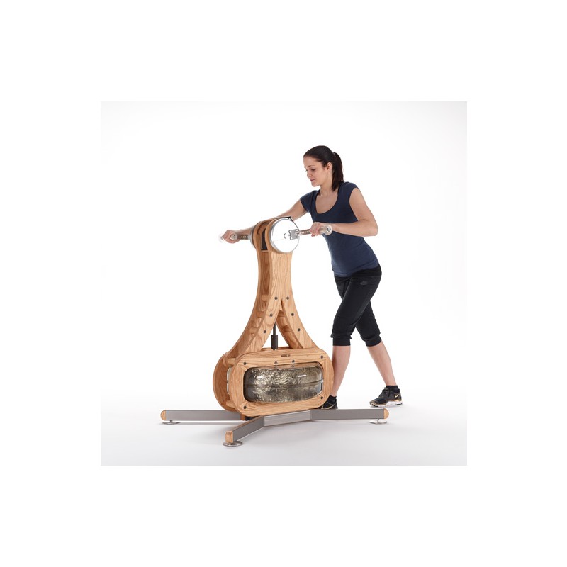 WaterGrinder Oberkörperergometer aus Holz mit Wassertank, Frau bei der Anwendung seitlich