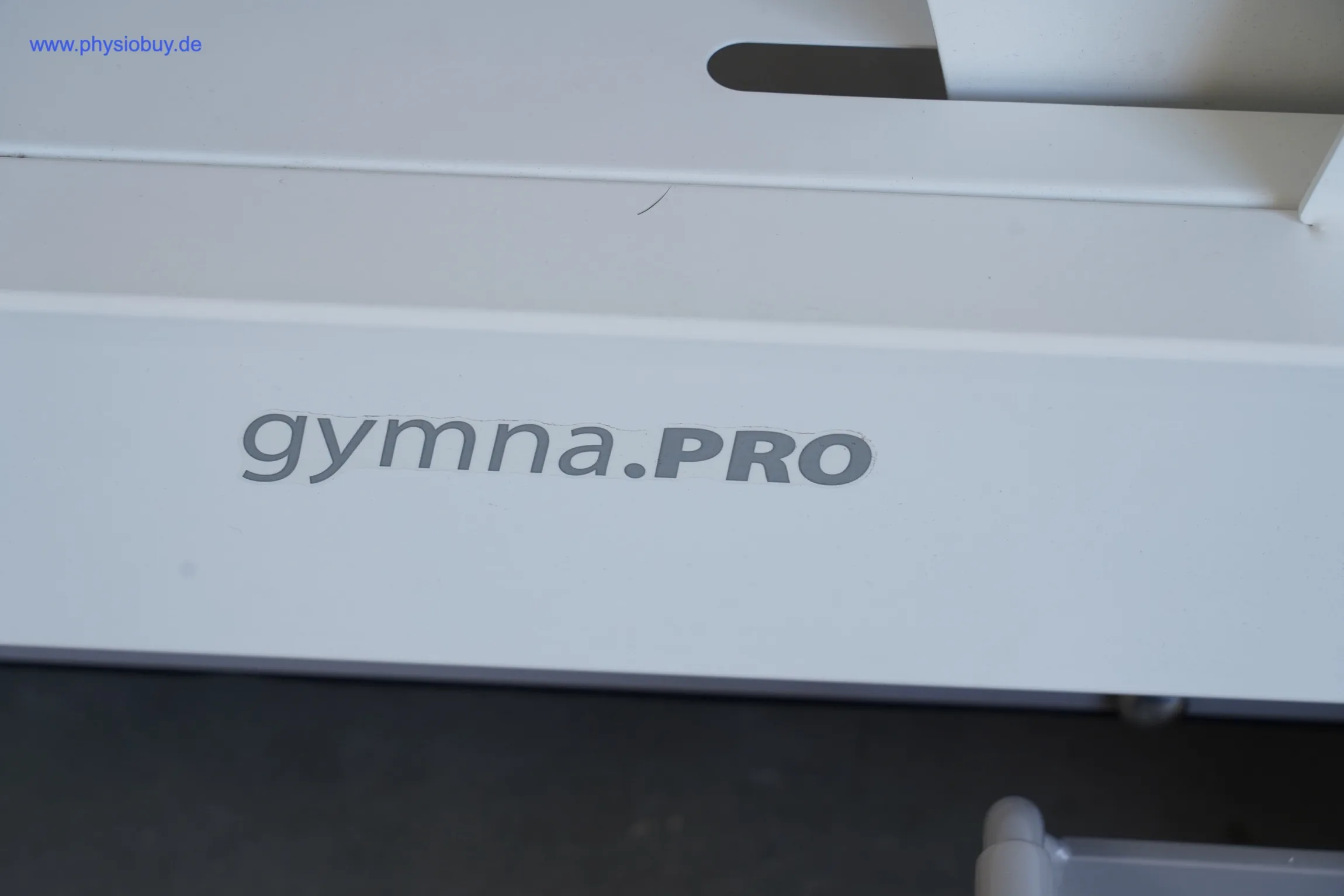 Markenschriftzug gymna.PRO auf dem Rahmen der Therapieliege, Nahaufnahme
