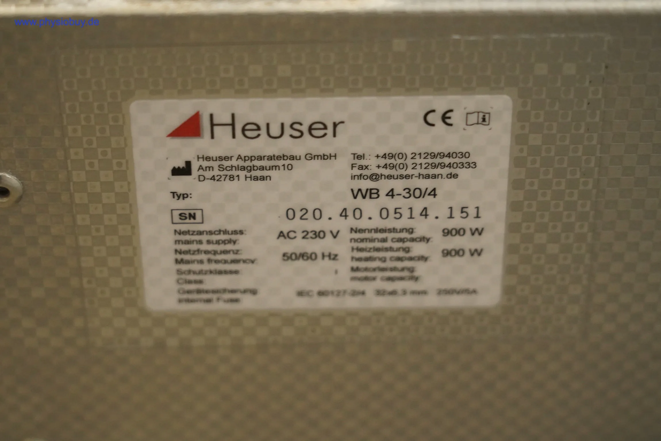 Typenschild des Heuser Wasserbads WB4-30/4 mit Seriennummer, 230 Volt Netzanschluss und 900 Watt Leistung
