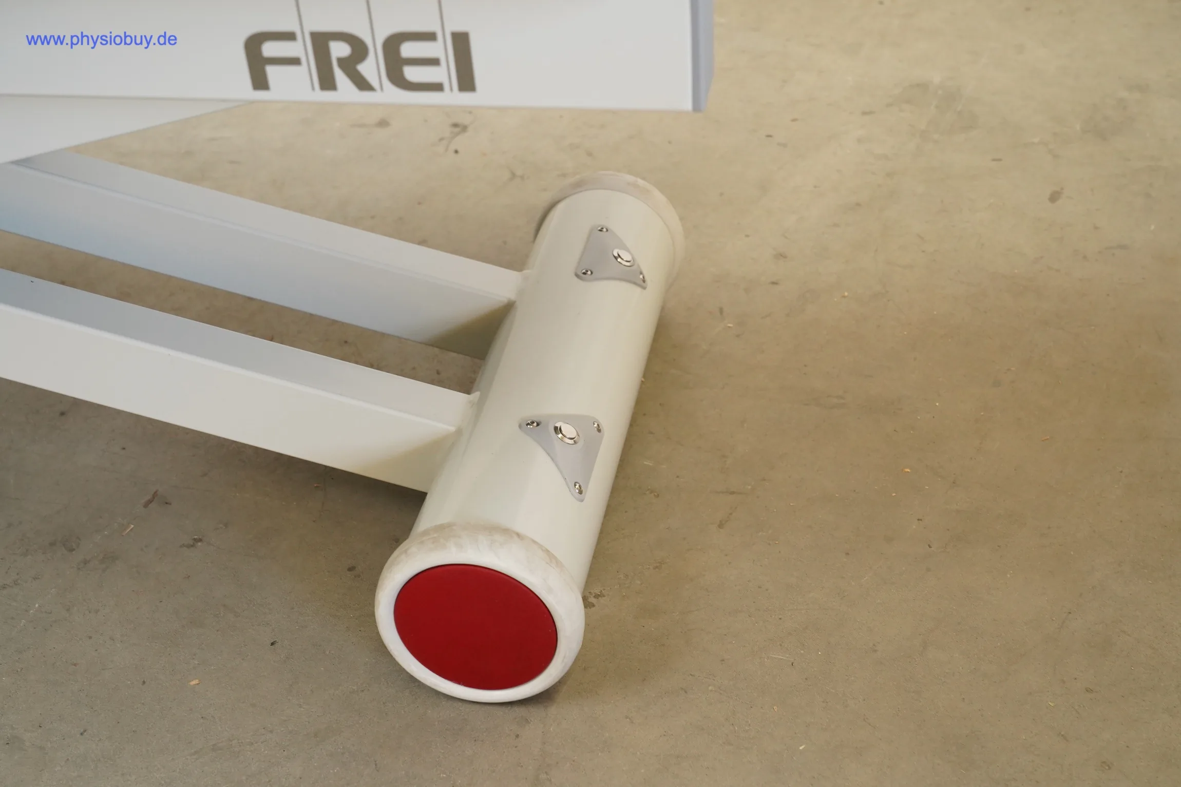 Gestellfuß mit roter Endkappe der FREI Axion 4 Comfort, Nahaufnahme