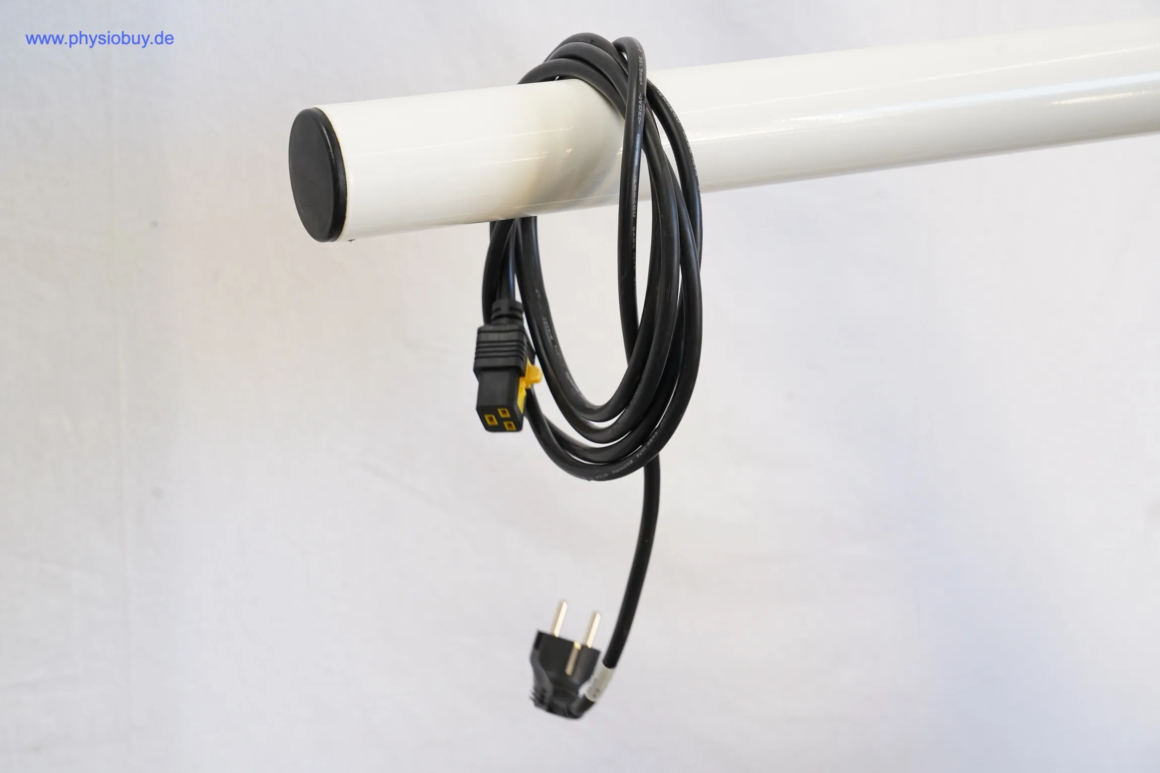Aufgewickeltes Netzkabel am weißen Haltebügel des HP Cosmos Pluto, Nahaufnahme