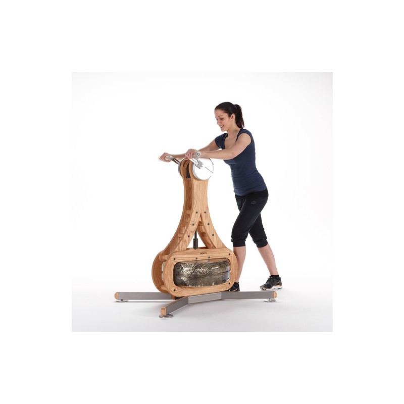 WaterGrinder Oberkörperergometer aus Holz, Frau bei der Anwendung von der Seite