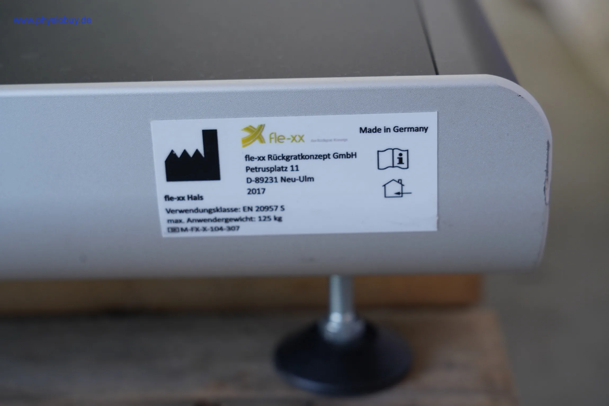 Typenschild fle-xx Hals mit Seriennummer, Nahaufnahme