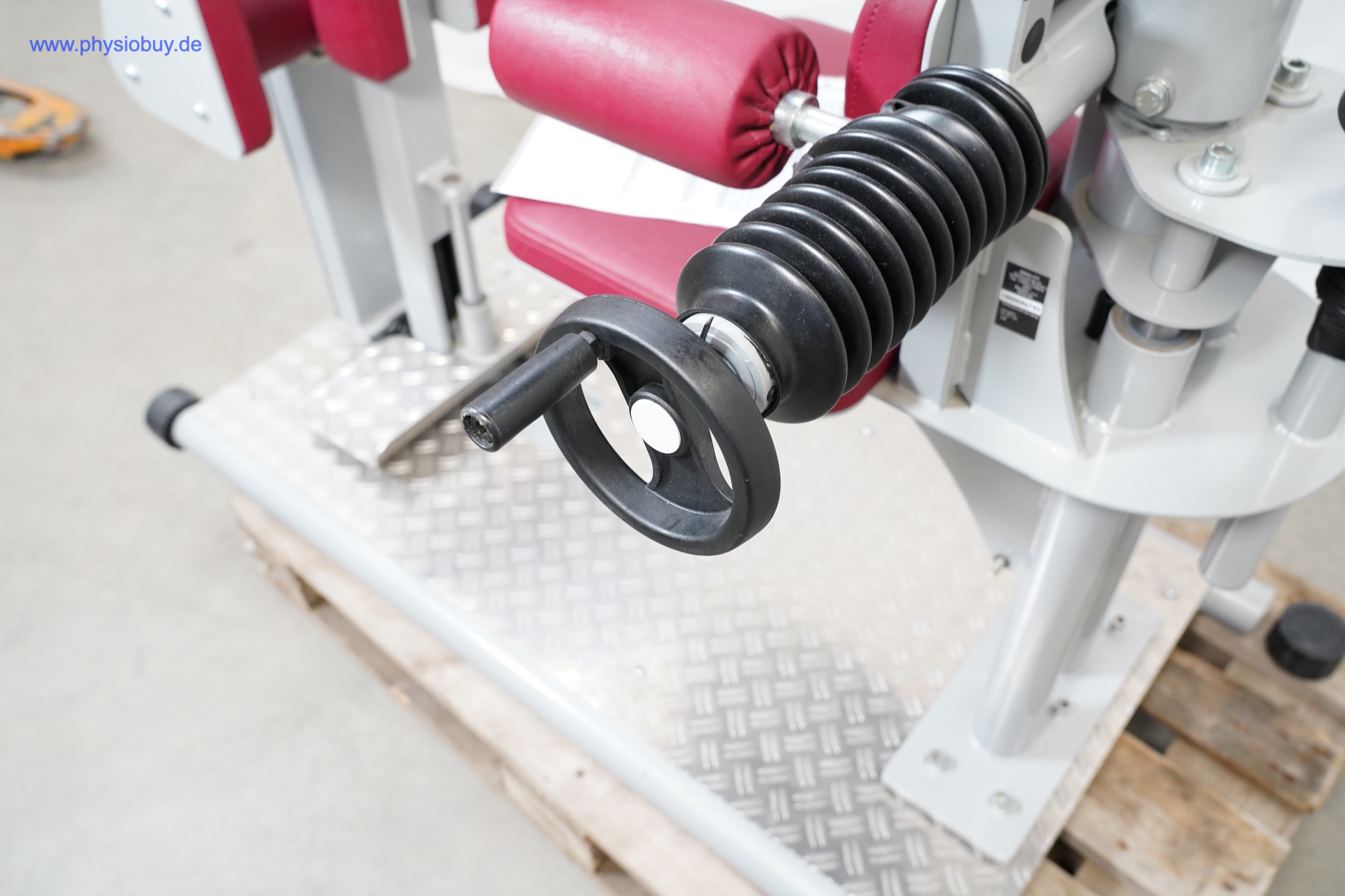 Federmechanik mit Handrad und rotem Polster am Ergo-Fit Torso Check MED, Nahaufnahme