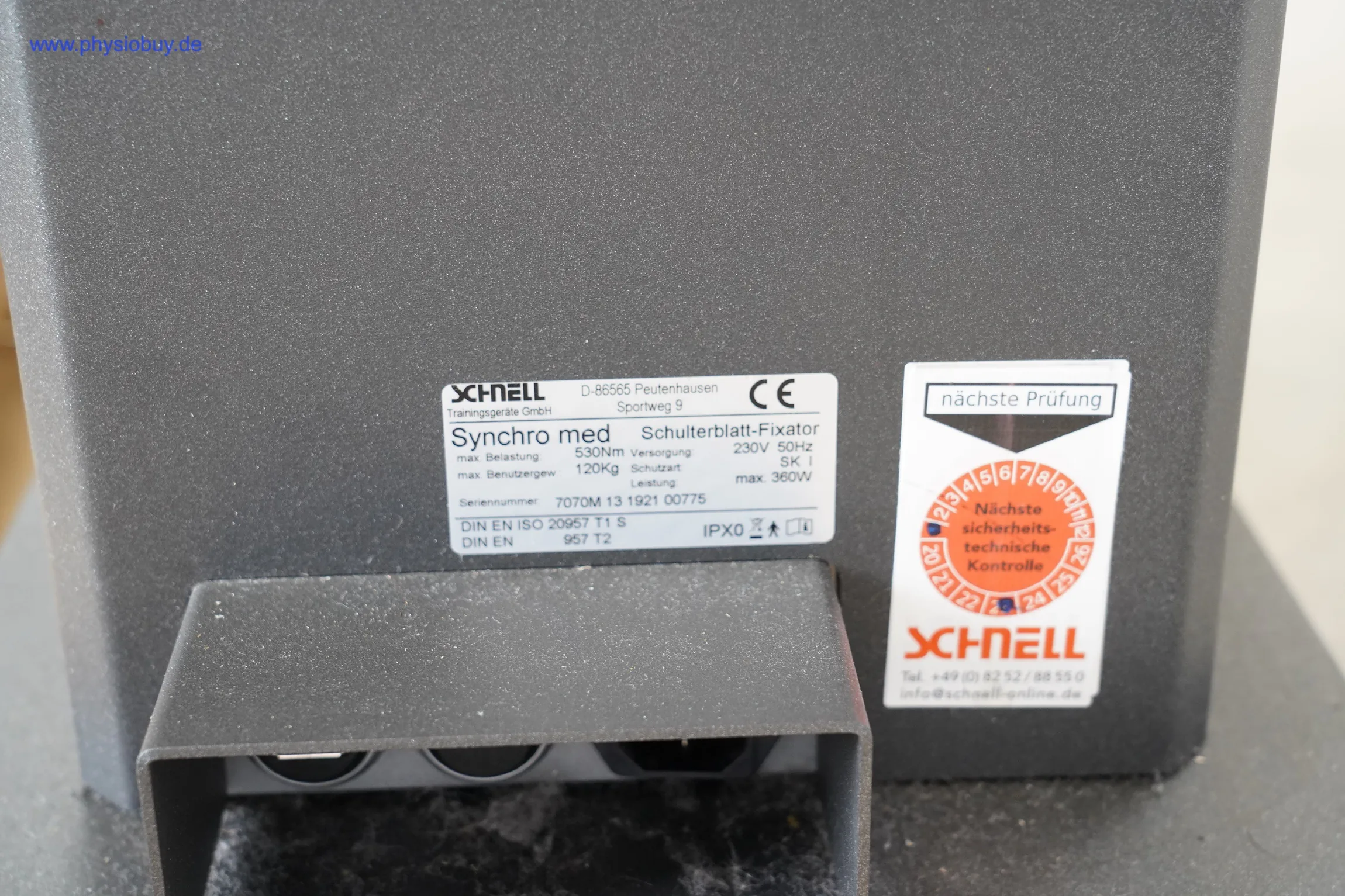 Typenschild der Schulterlast-Presse-Station am Schnell Synchro MED-Zirkel