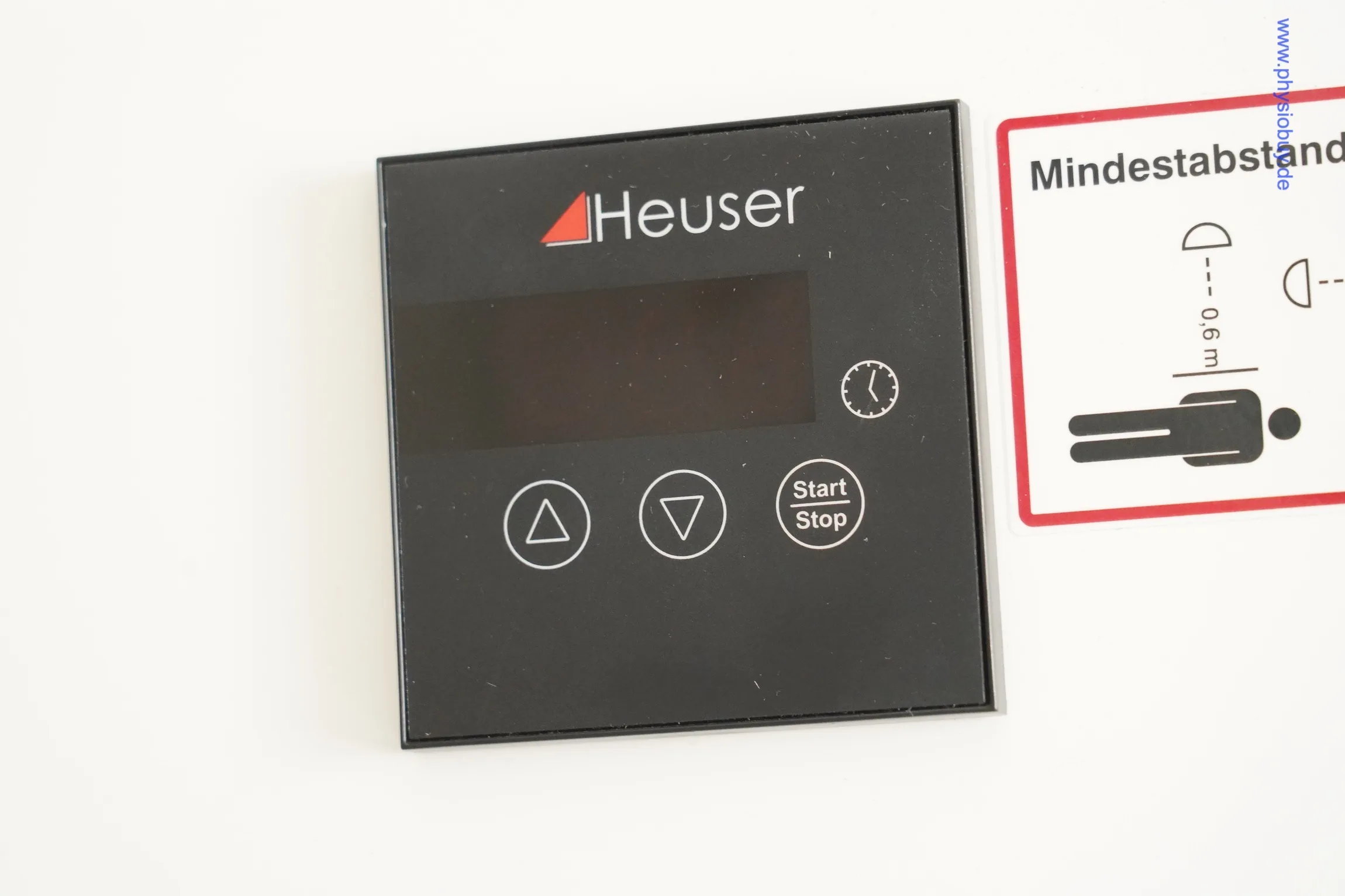 Heuser IRS 2 Rotlicht: schwarzes Bedienfeld mit Pfeiltasten und Start/Stop, daneben Aufkleber mit Mindestabstand