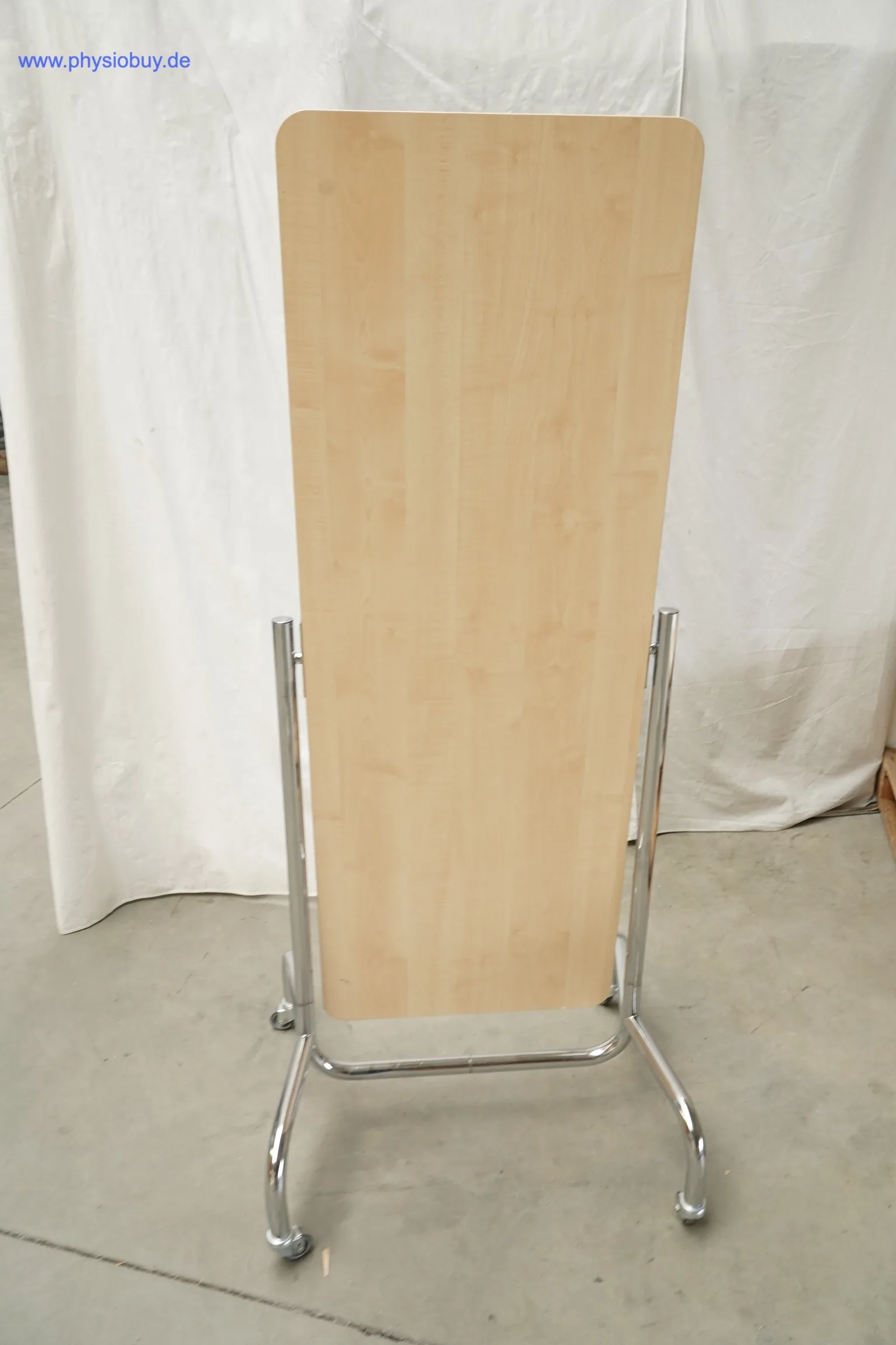 Fahrbarer Standspiegel mit holzfarbener Rückseite auf Rollgestell