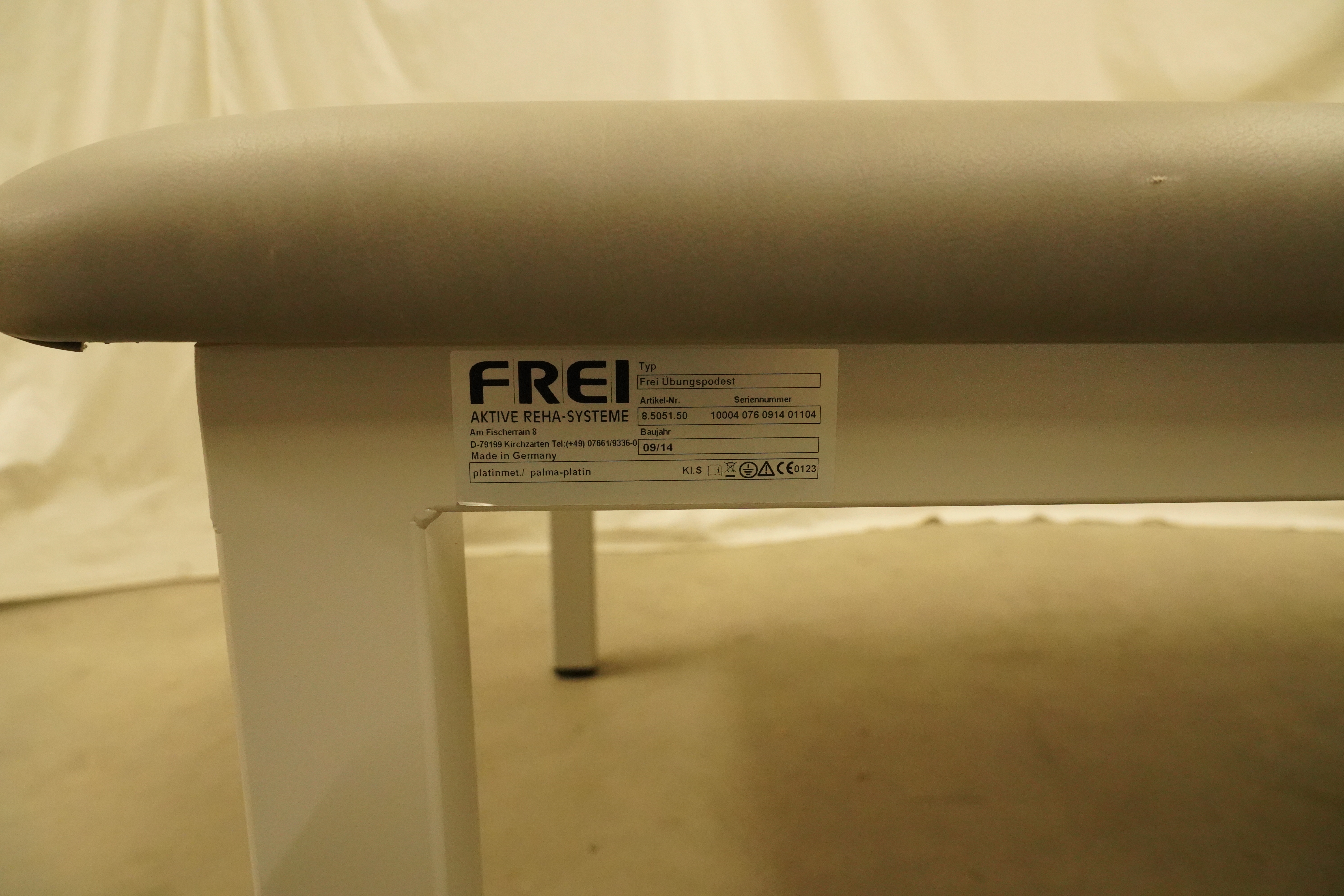 FREI Übungspodest: Typenschild am weißen Rahmen unter der grauen Polsterfläche, seitlich fotografiert