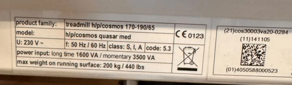 Typenschild des HP Cosmos Quasar Laufbands mit Netzspannung, CE-Kennzeichen und maximalem Gewicht von 200 kg