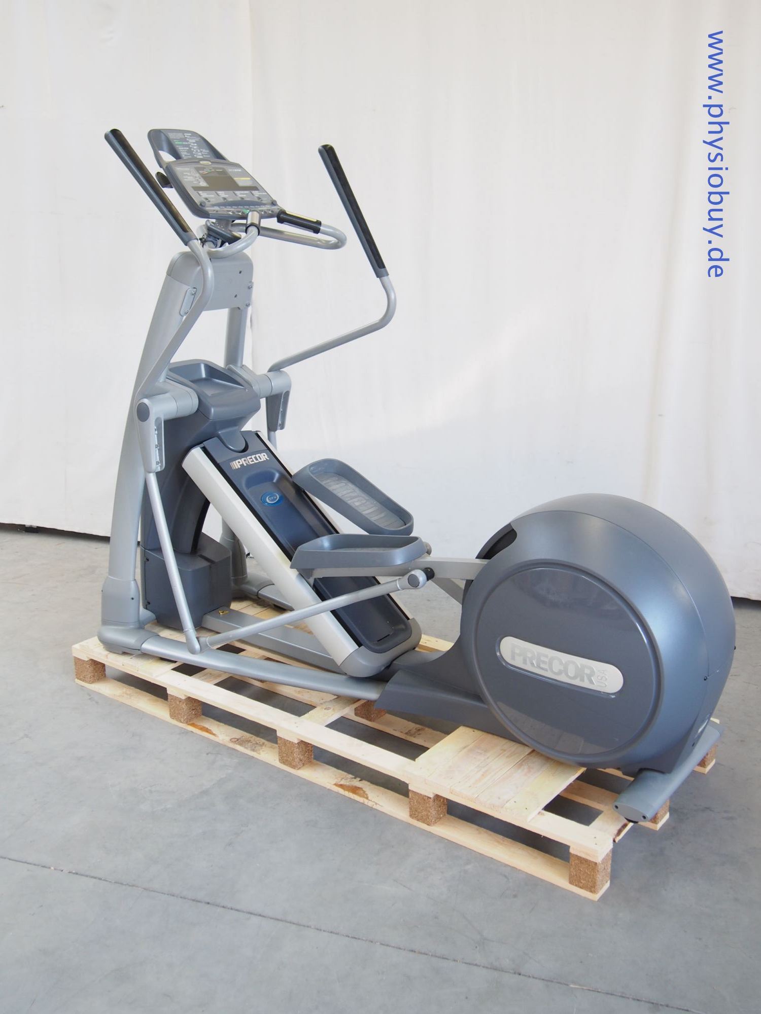 Precor Crosser EFX576i Crosstrainer mit Konsole, Seitenansicht auf Palette