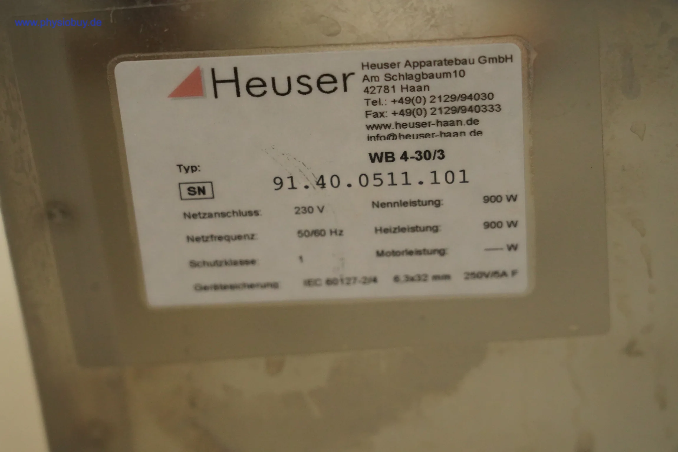 Typenschild des Heuser Wasserbad WB4-30/3 mit Seriennummer, 230 V, 50/60 Hz und 900 W Nennleistung