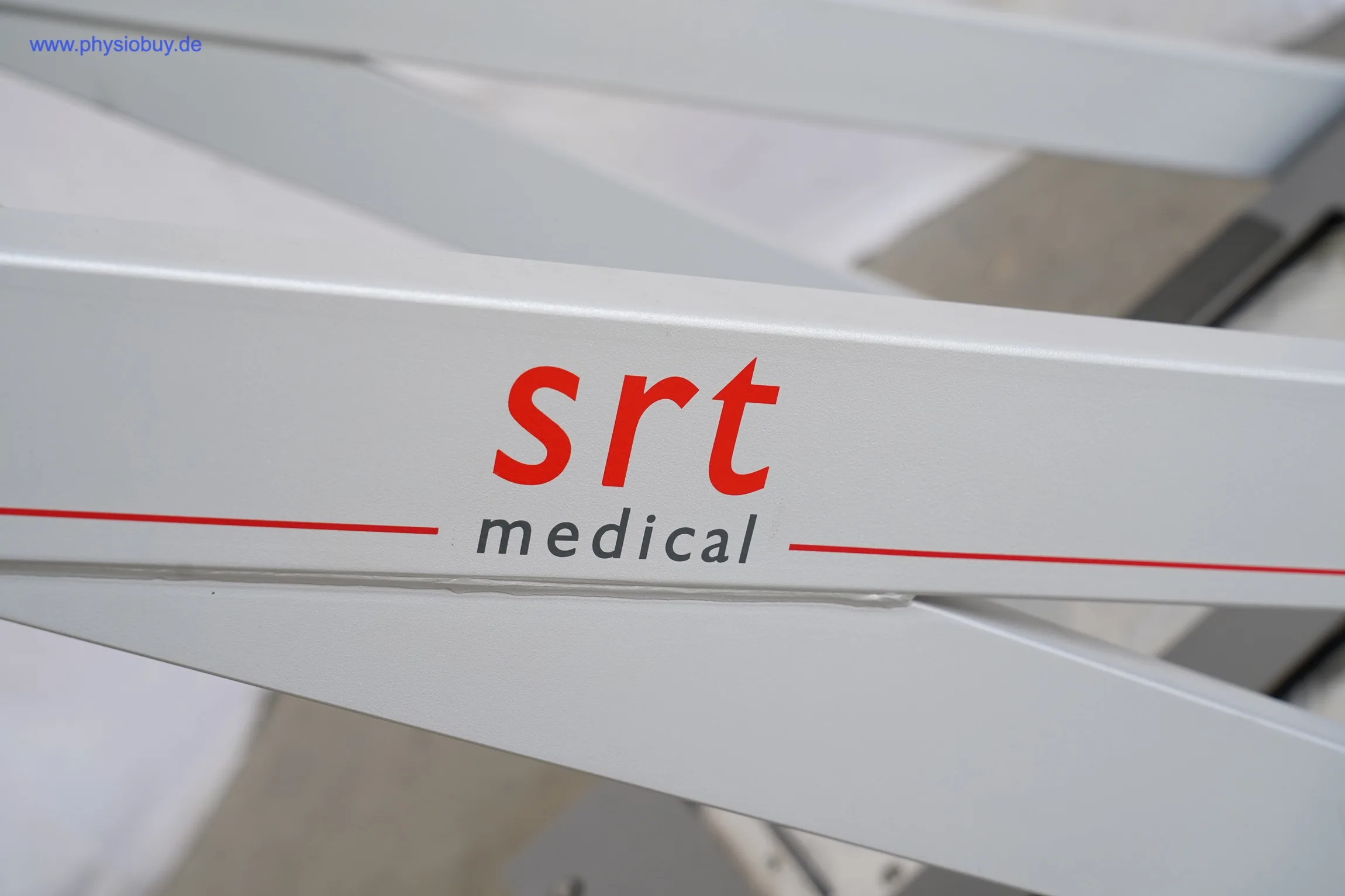 SRT-medical-Schriftzug am Gestänge des Zeptor med, Nahaufnahme