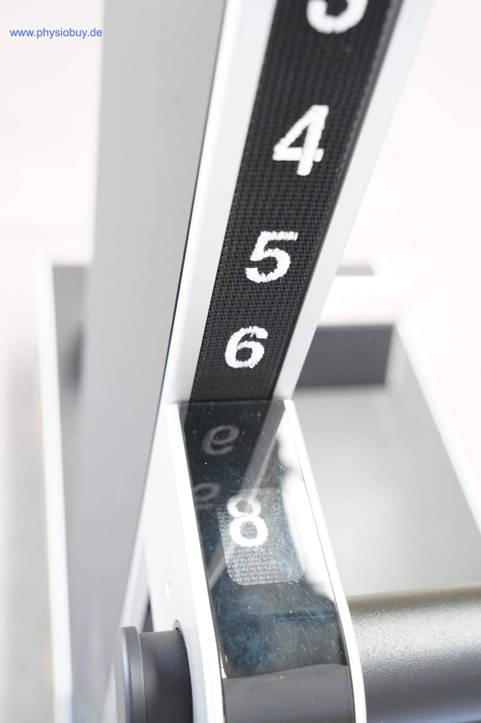 Zugband mit Zahlenskala 4 bis 8 an einer fle-xx-Trainingsstation, Nahaufnahme