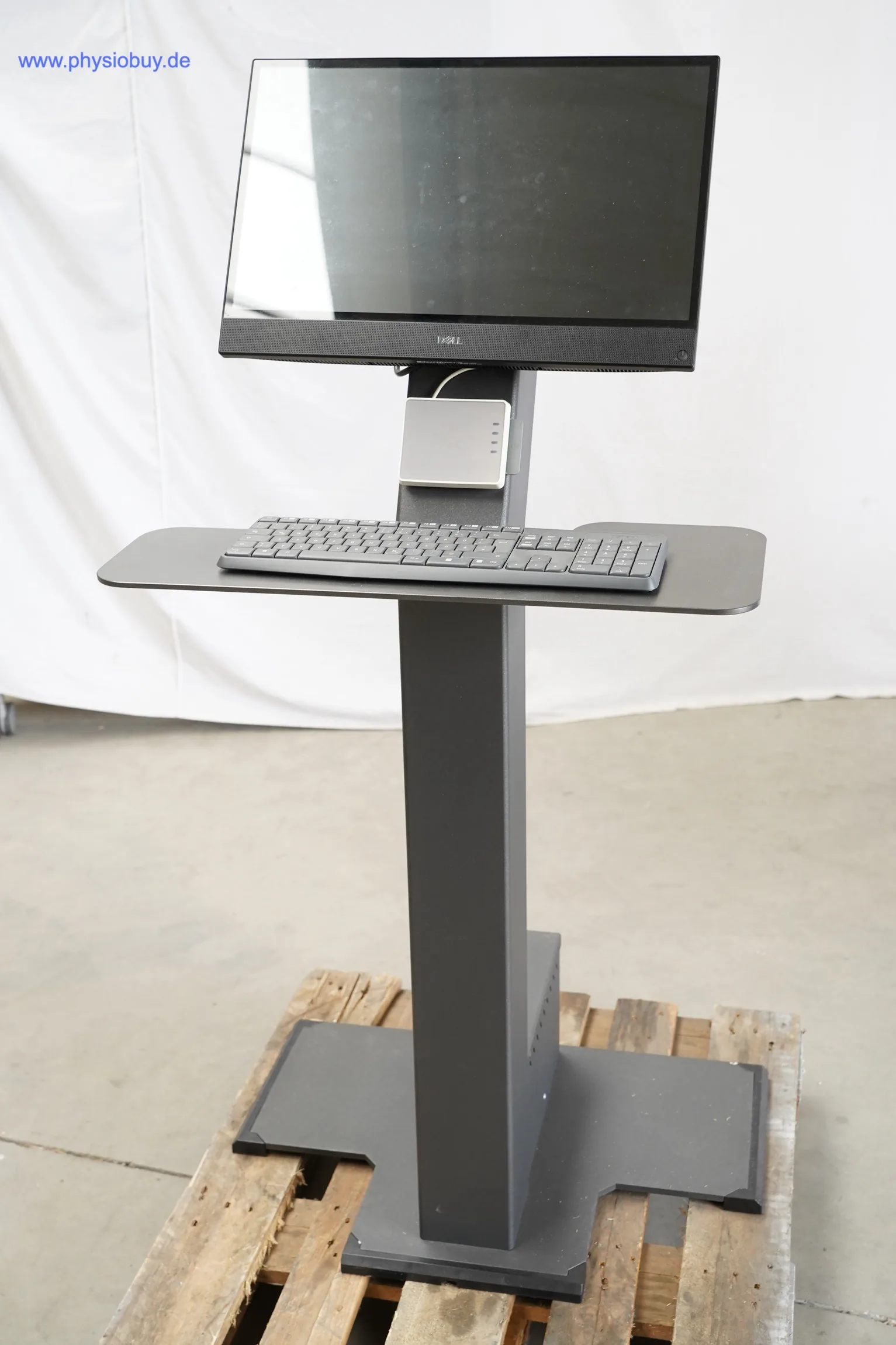 PC-Einheit mit Monitor und Tastatur des Schnell Synchro MED-Zirkels auf einer Palette