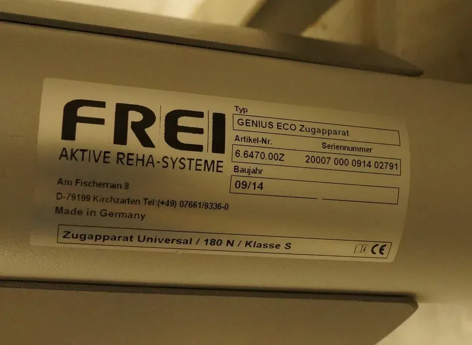 Typenschild des FREI Genius ECO Zugapparats mit Artikelnummer, Seriennummer und Baujahr 09/14 auf hellem Gehäuse
