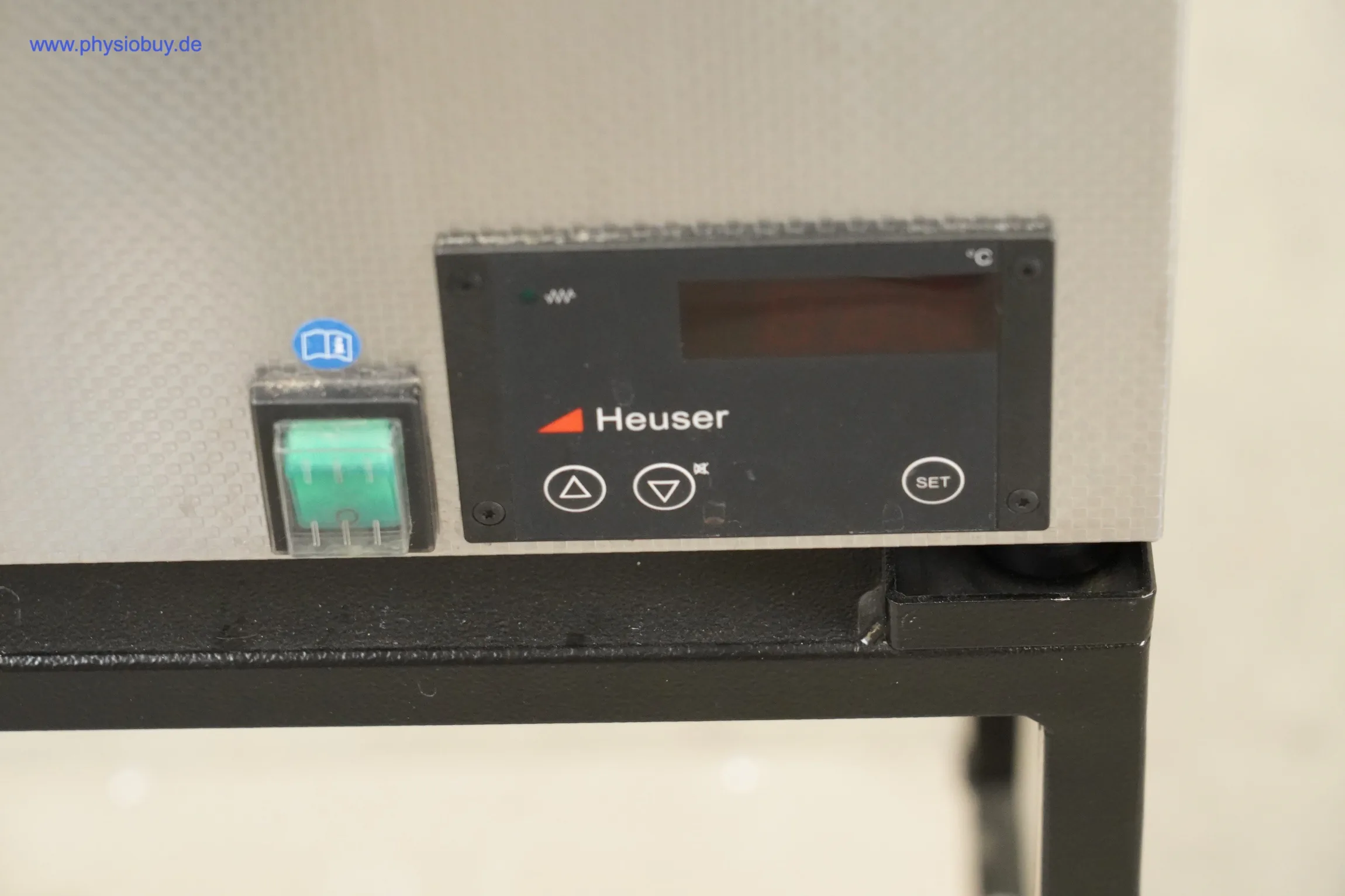 Heuser Wasserbad WB5-30/4: Digitalanzeige mit Pfeiltasten und SET-Taste, daneben grüner Kippschalter