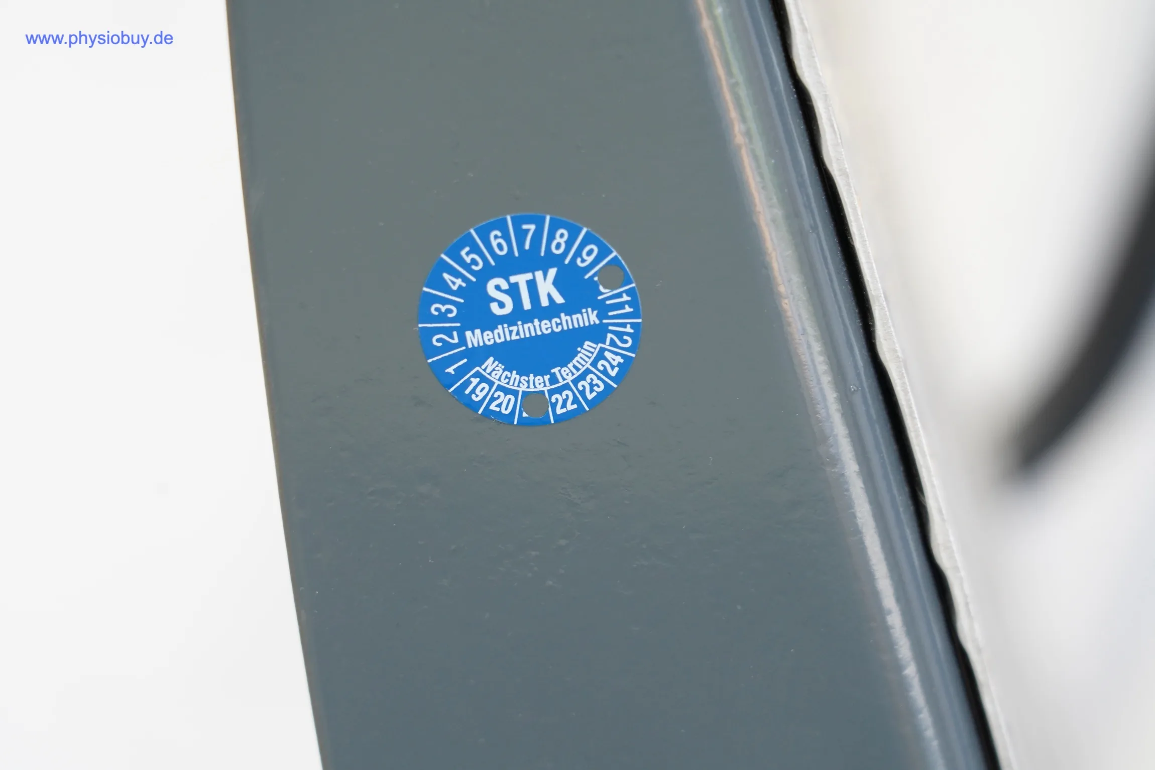 STK-Prüfplakette Medizintechnik auf dem Rahmen der MKB NB6 Funktionsstemme