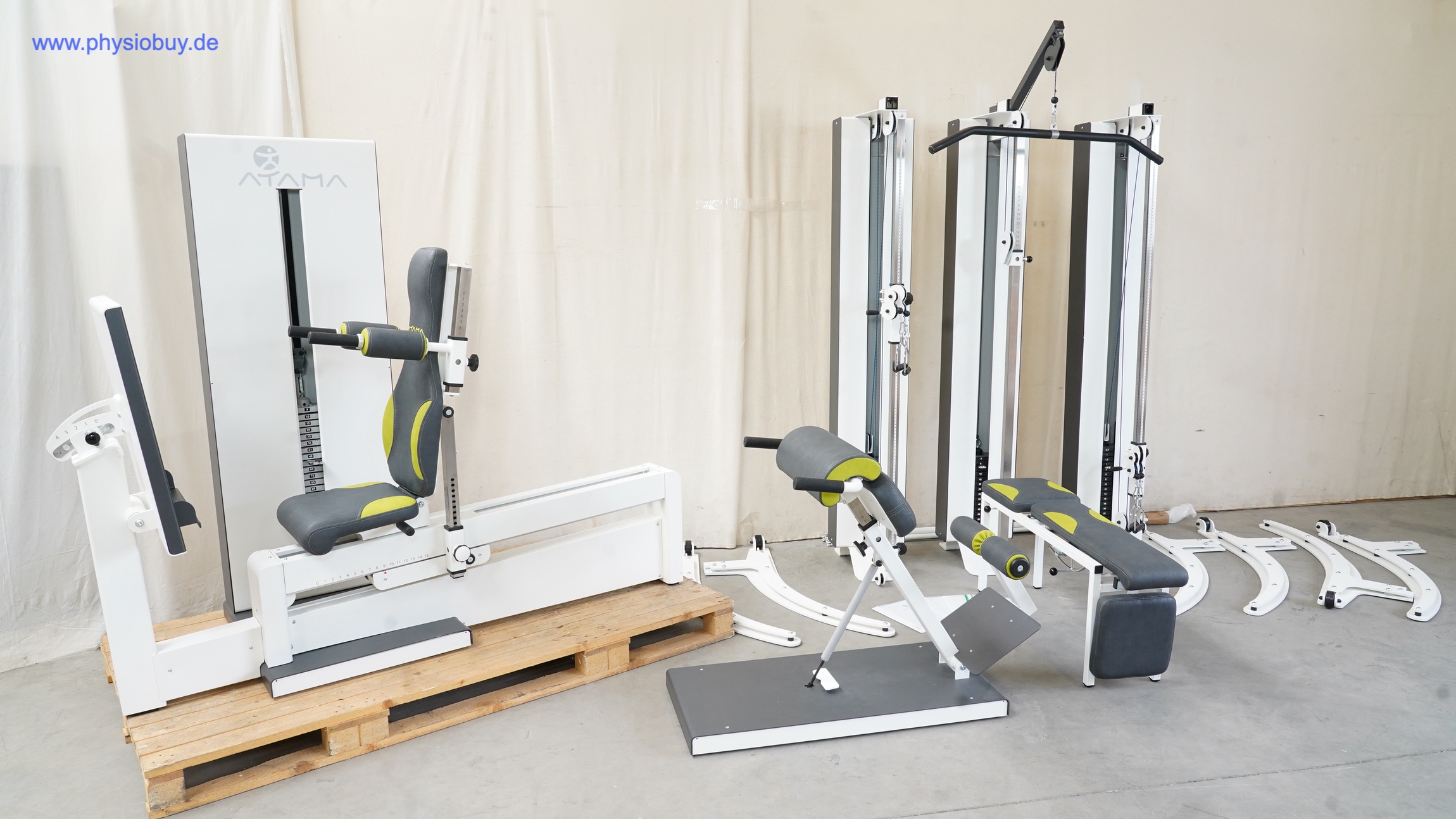 KG-Geräte-Paket Atama Compact mit mehreren Trainingsstationen auf Palette
