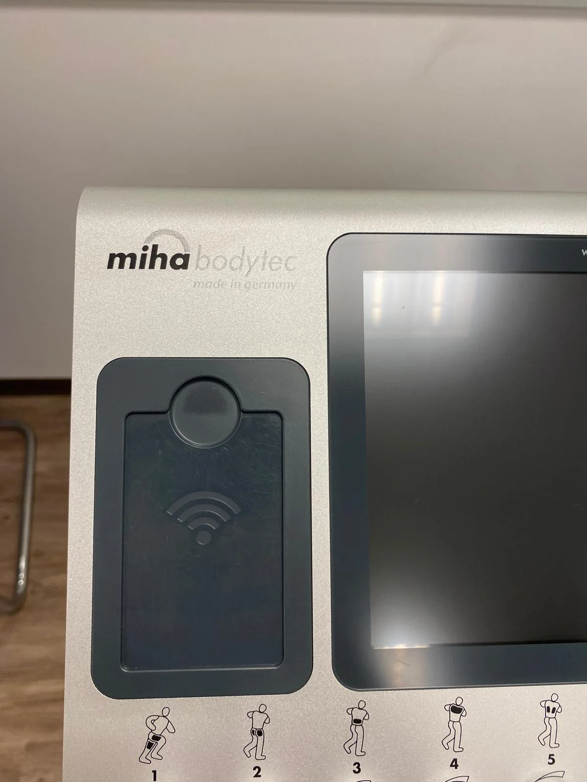 Bedienfeld des miha-bodytec-EMS-Geräts mit Touchscreen und NFC-Feld, Nahansicht