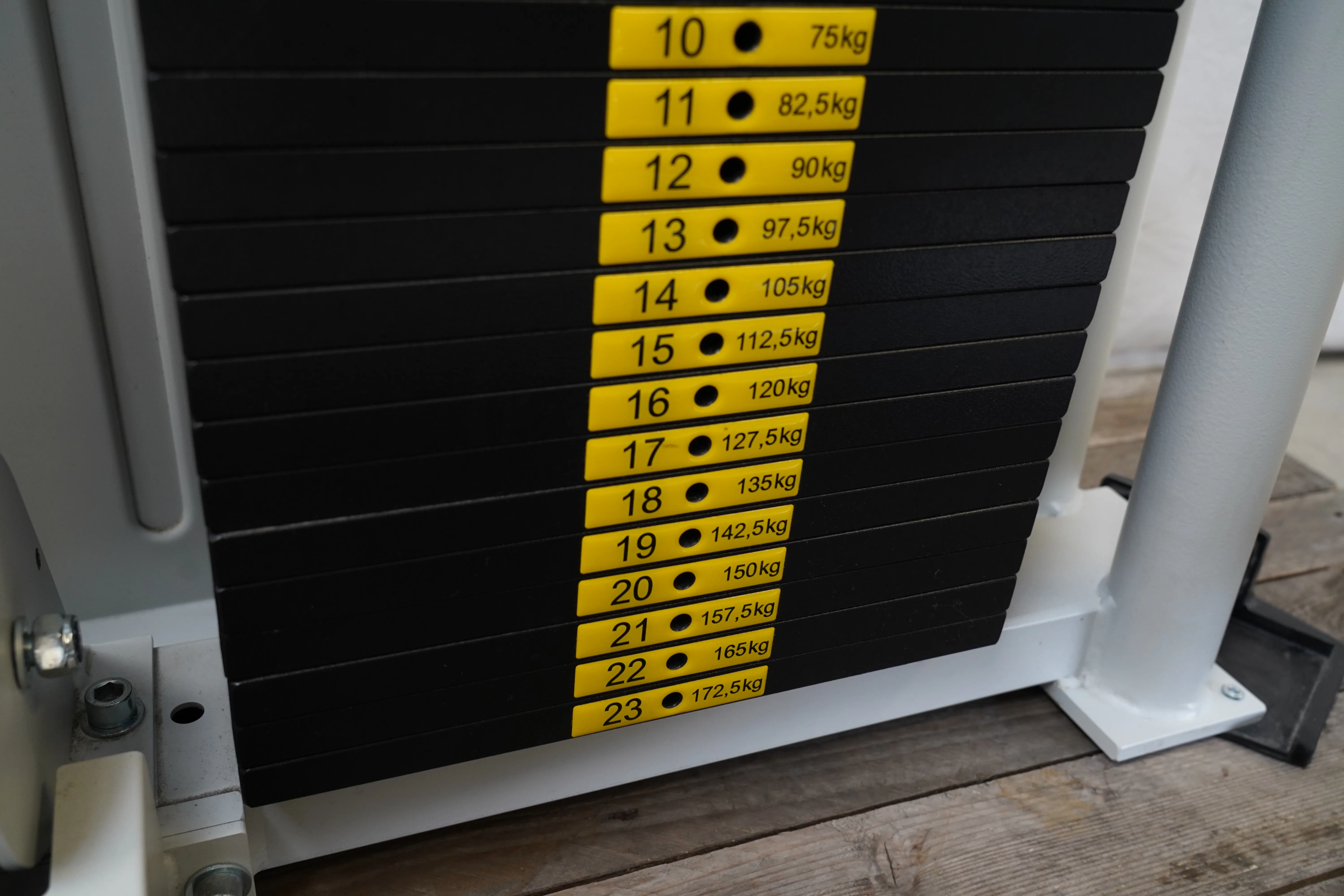 Gewichtsstapel mit Kilogramm-Markierungen 75 bis 155 kg am Ergo-Fit 4100S Gerätepark