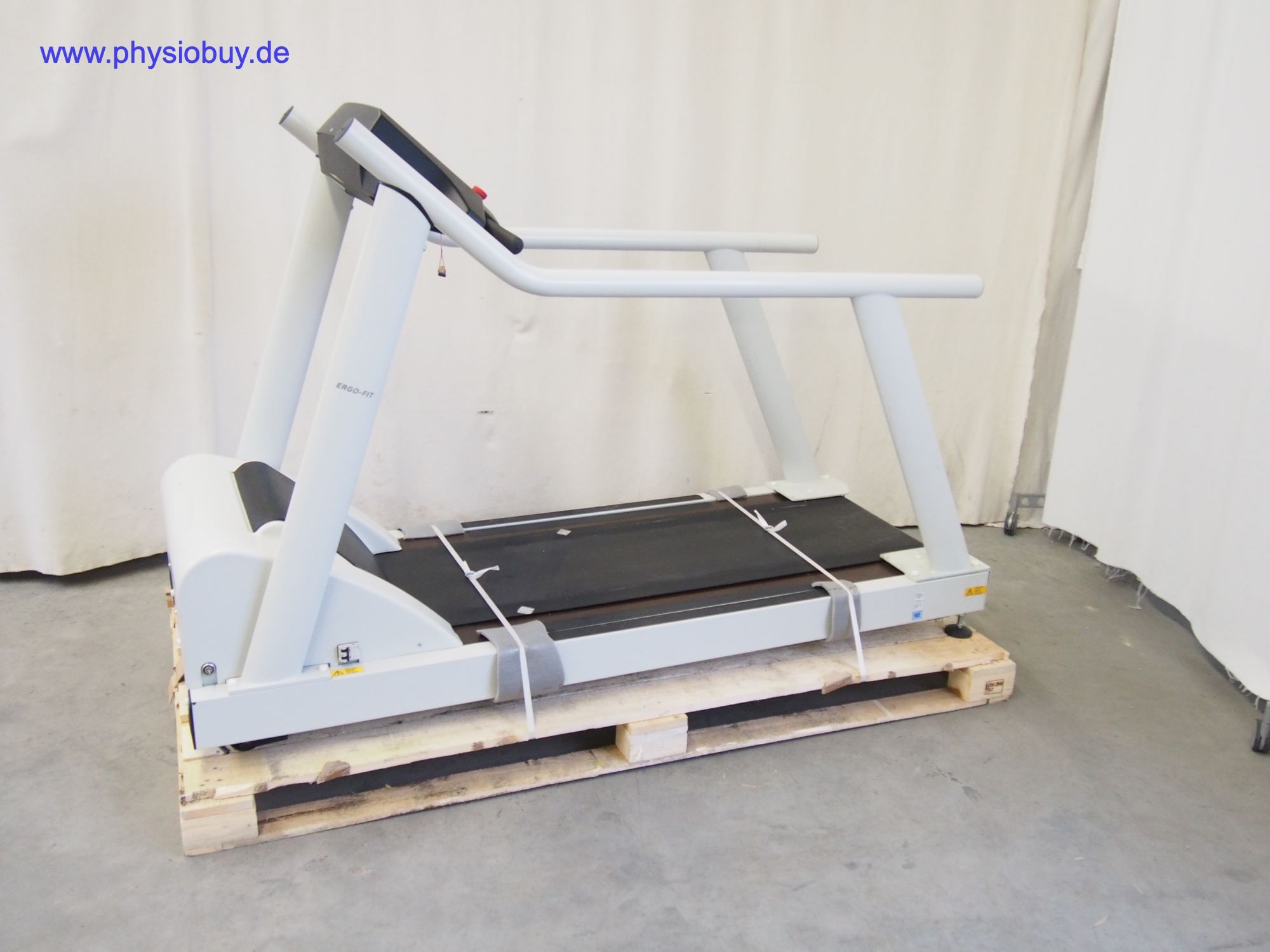 Ergo-Fit Laufband Trac 4000 Alpin mit grauer Konsole auf Palette