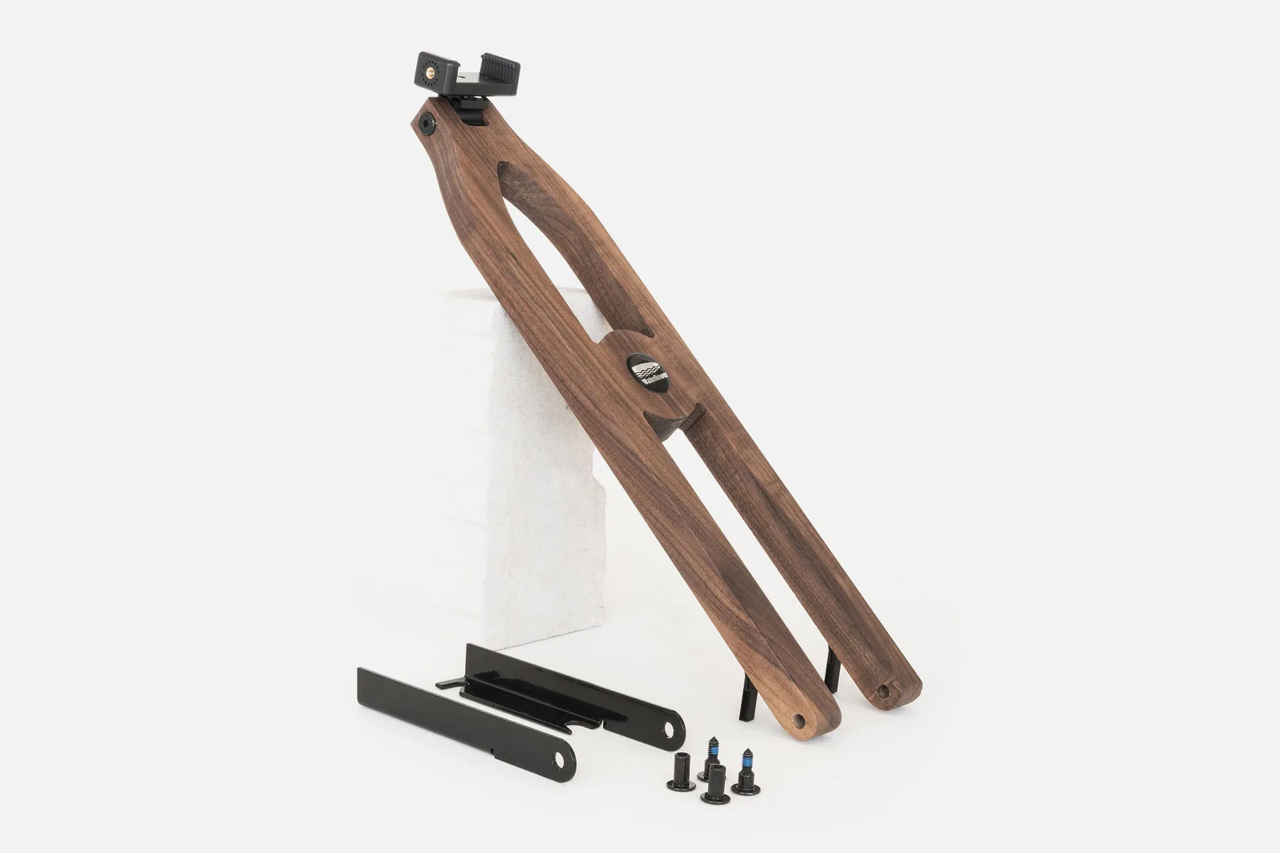 Smartphone- und Tablethalterung für WaterRower aus dunklem Holz, mit Befestigungsteilen und Schrauben