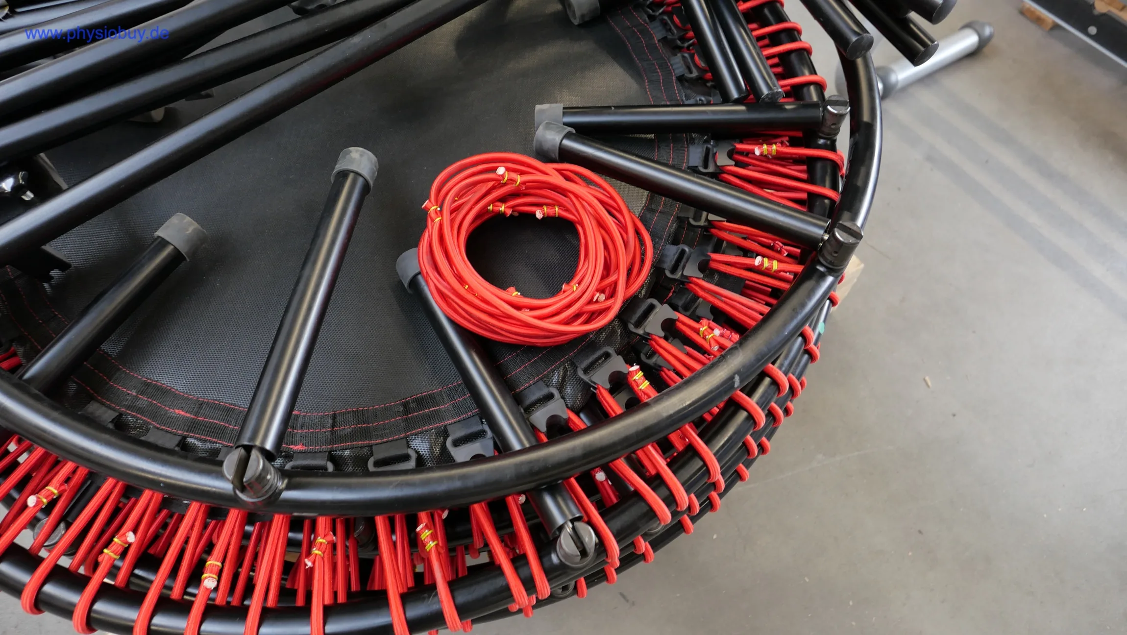 Trampolin Bellicon 112 cm, aufgewickeltes rotes Zugseil und Beinstreben in Nahaufnahme