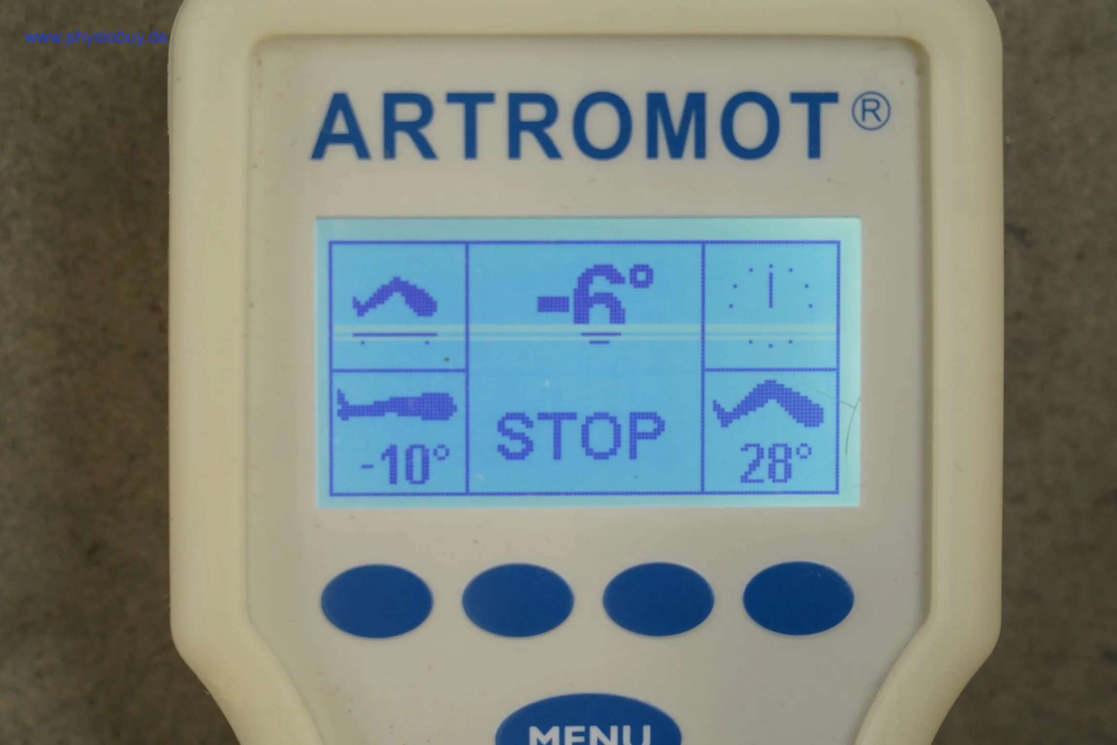 Artromed K1 Bewegungsschiene: Handsteuergerät mit beleuchtetem Display, Aufschrift ARTROMOT, Anzeige -6°, STOP, -10° und 28°