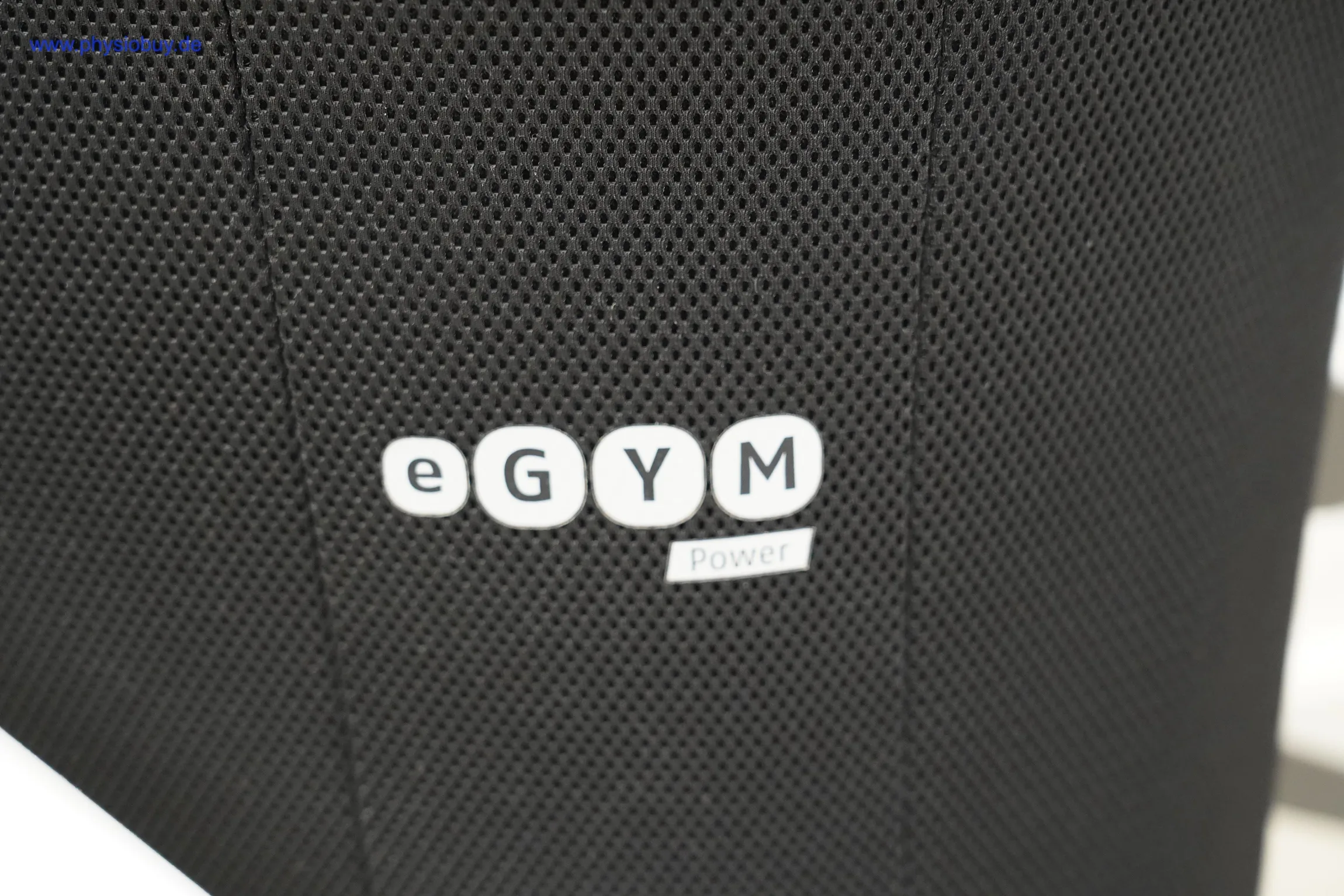 eGYM-Power-Schriftzug auf der Gewichtsabdeckung des Chest Press, Nahaufnahme
