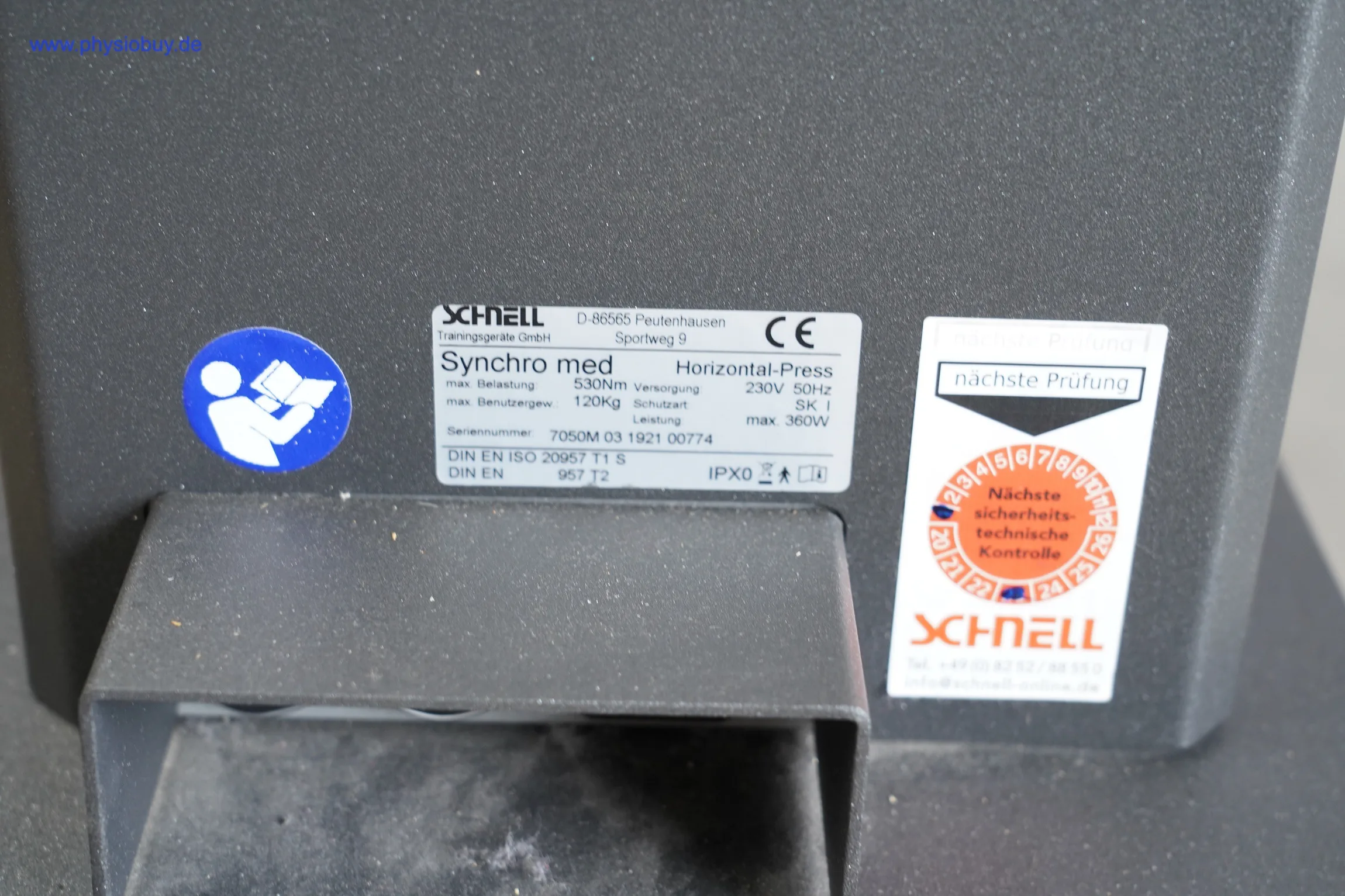 Typenschild der Horizontal-Press-Station am Schnell Synchro MED-Zirkel
