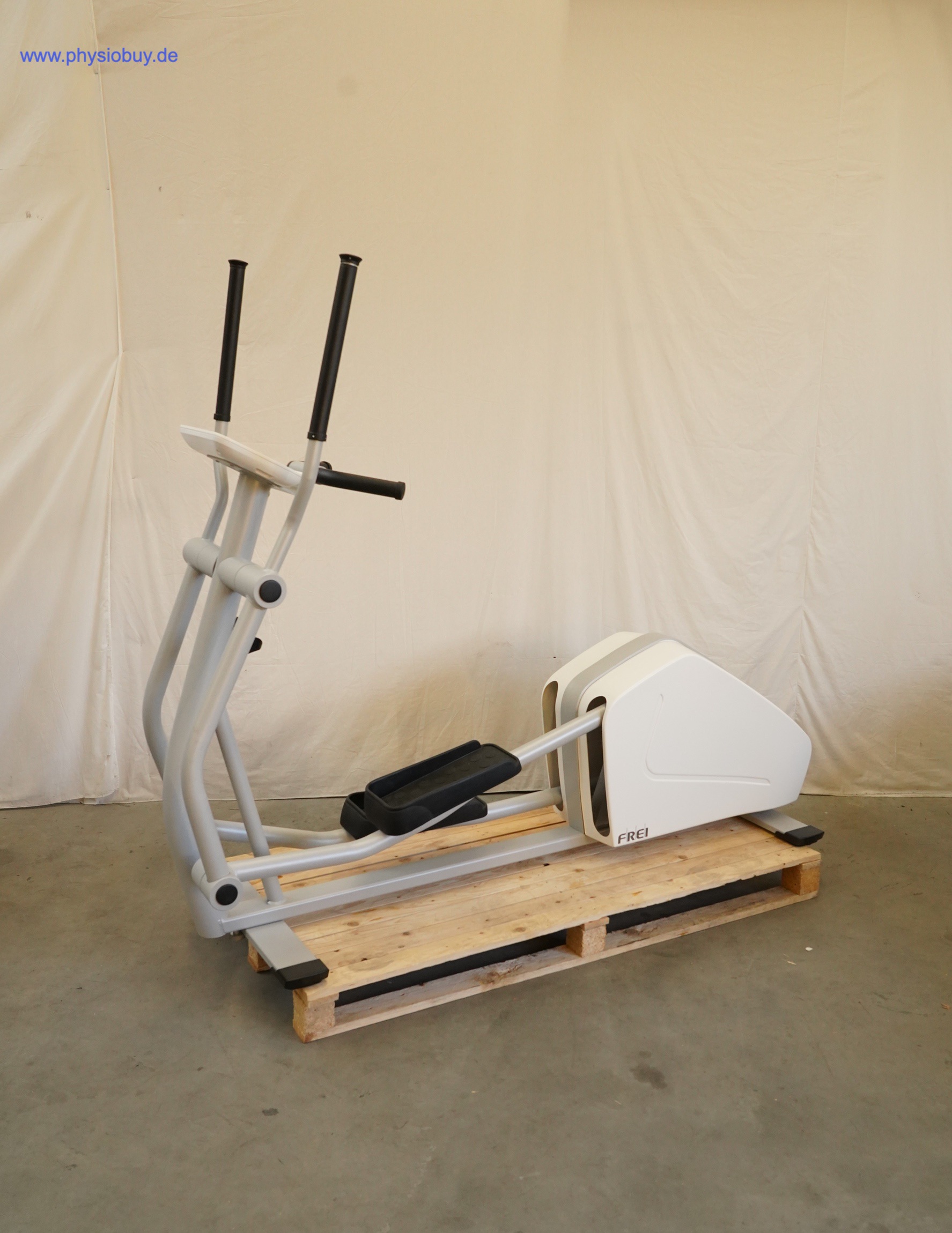 Emotion/Atama motion Cross 600 med, Crosstrainer schräg von der Seite, auf einer Holzpalette vor hellem Stoffhintergrund