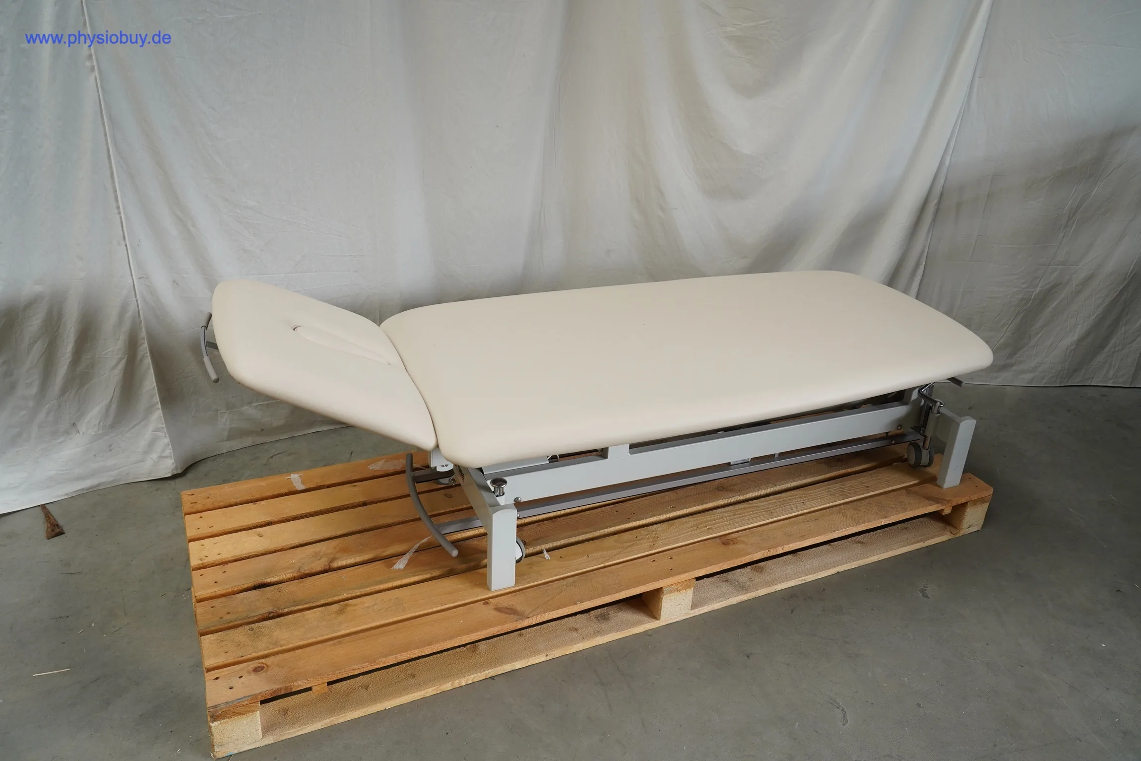 Gymna Duoplus advanced Therapieliege mit hochgeklapptem Kopfteil auf Palette, Seitenansicht