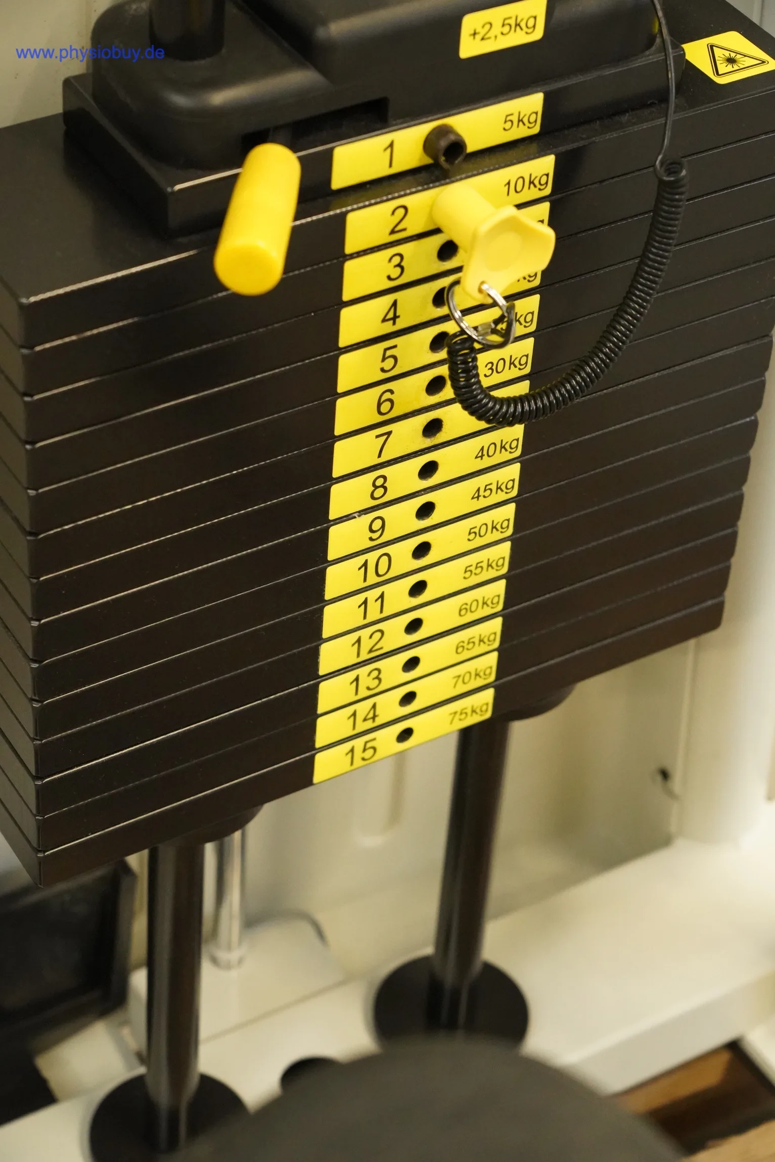 Gewichtsstapel mit Steckschlüssel-Skala und Zusatzgewicht am Ergo-Fit Bauchtrainer 4000, Nahaufnahme