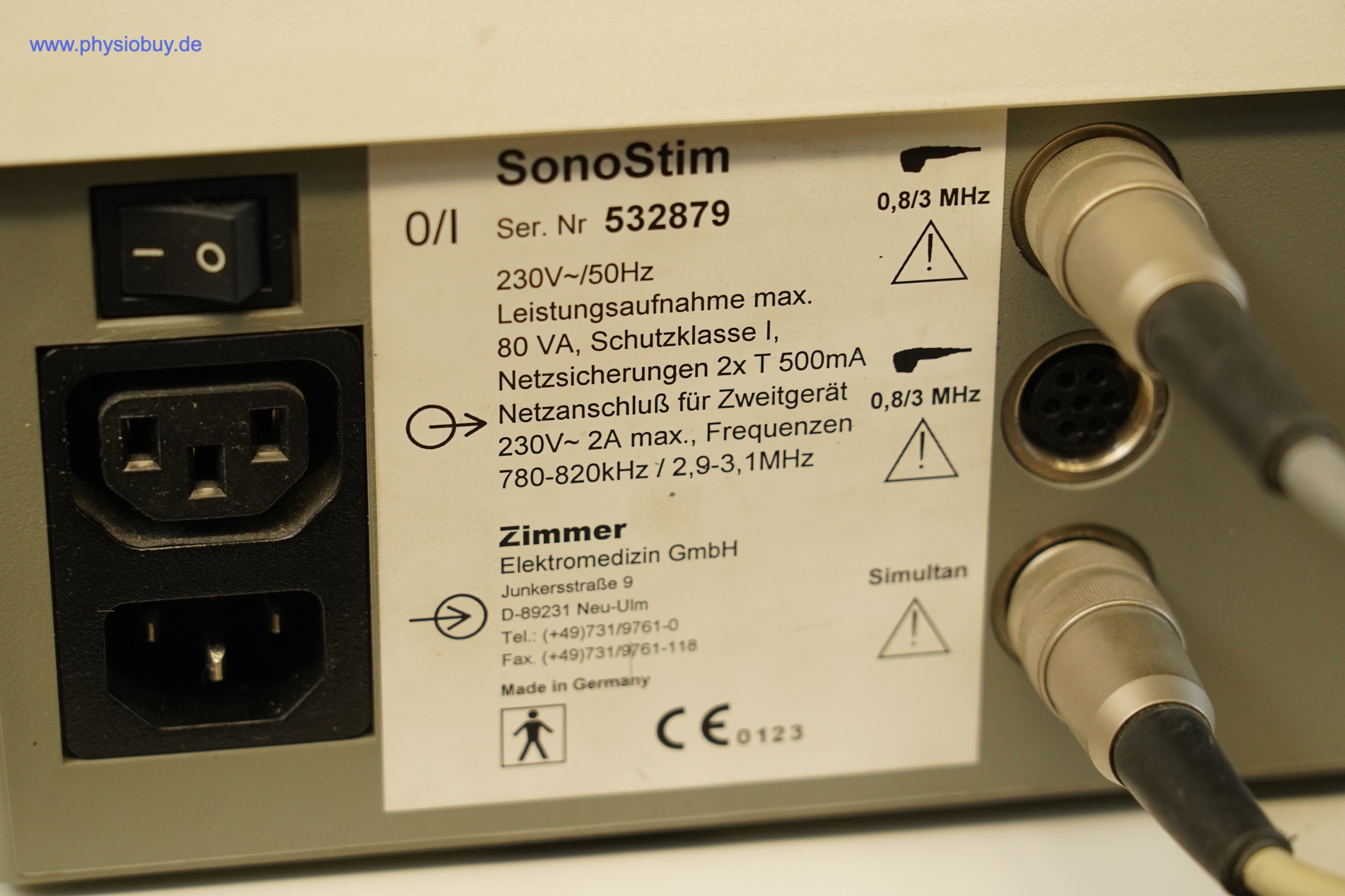 Zimmer SonoStim Rückseite mit Typenschild, Netzschalter, Netzanschlüssen und zwei angeschlossenen Steckern